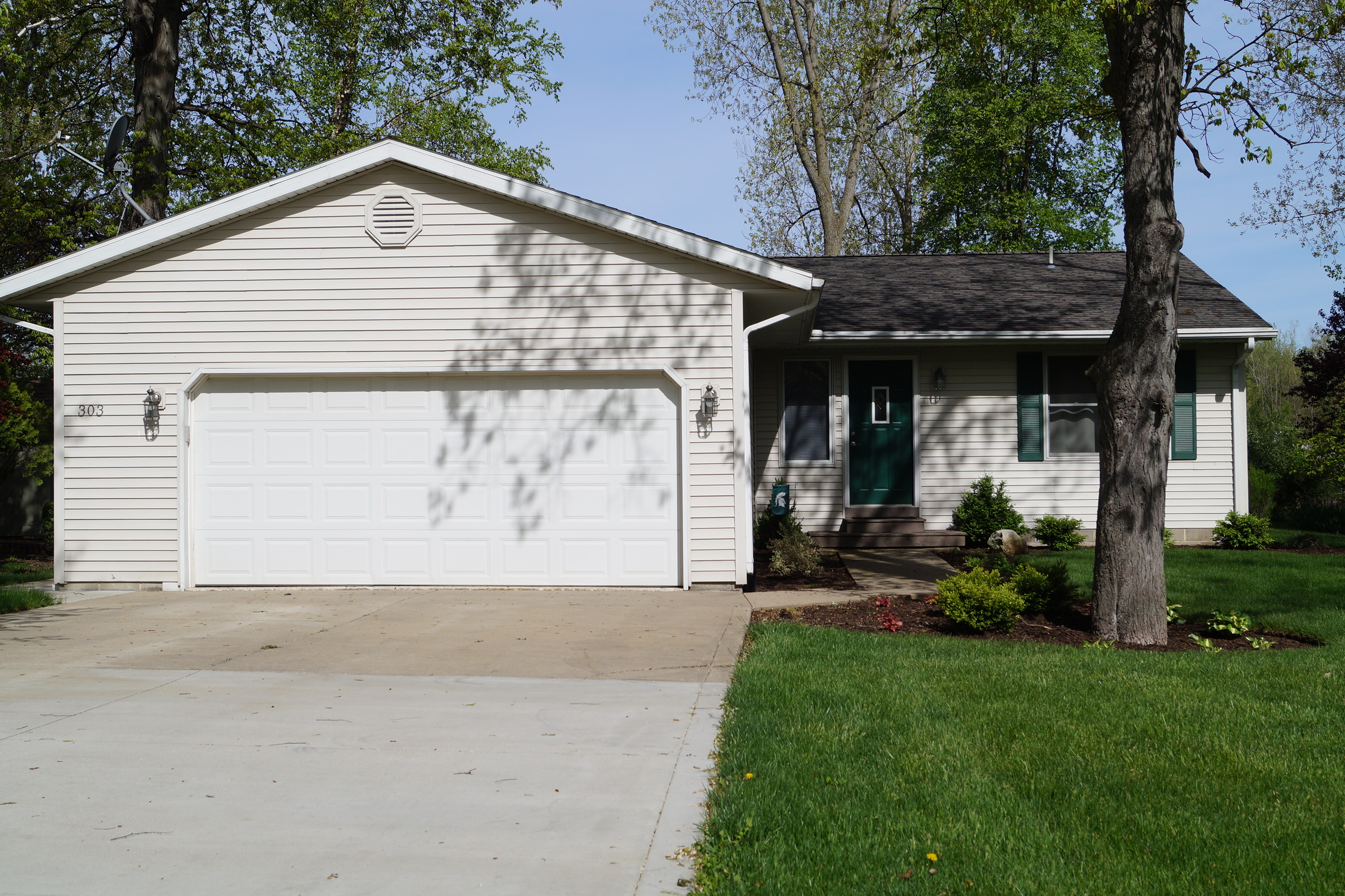 [SOLD] New Winona Lake listing close to the trails!