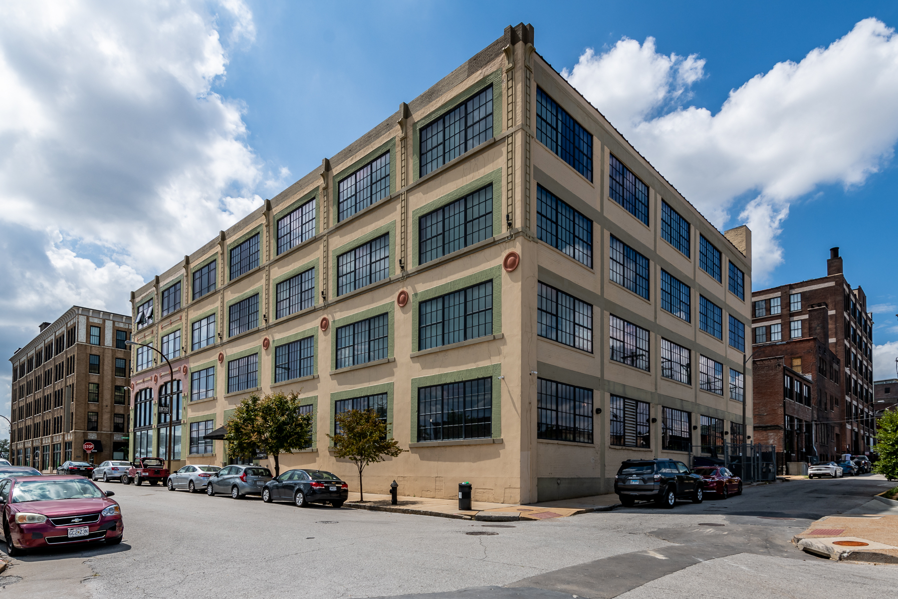 Amazing 2 bedroom with Balcony & Parking!