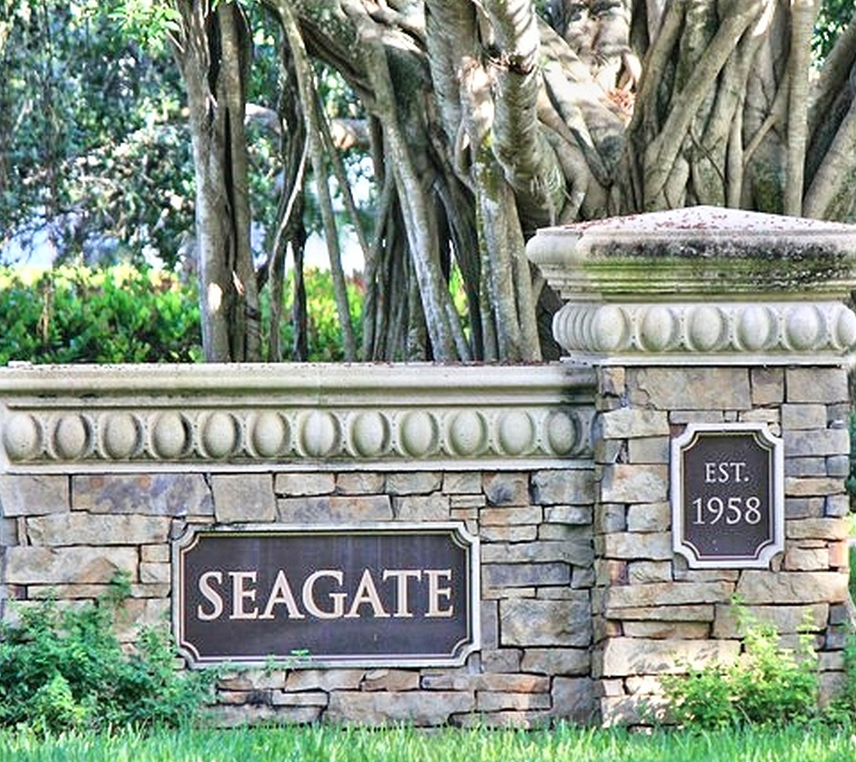 Seagate waterfront homes in Naples