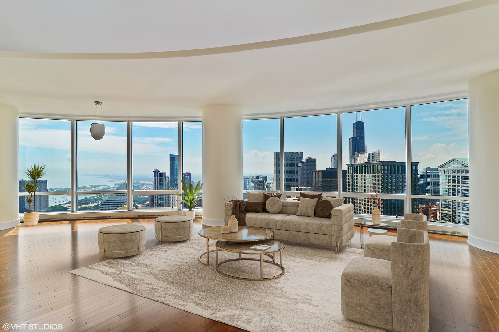 Luxury downtown Chicago condo with Lake Michigan views in River North