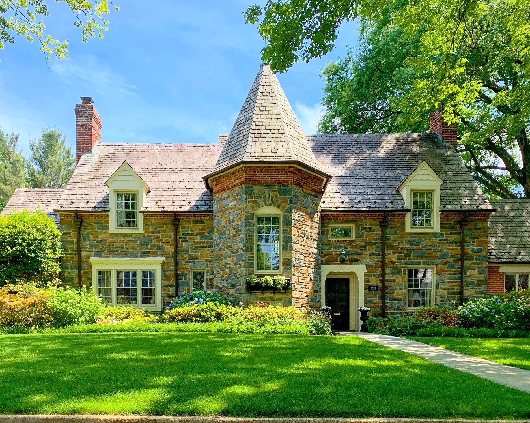 Washington, DC Monthly Luxury Real Estate Market Report