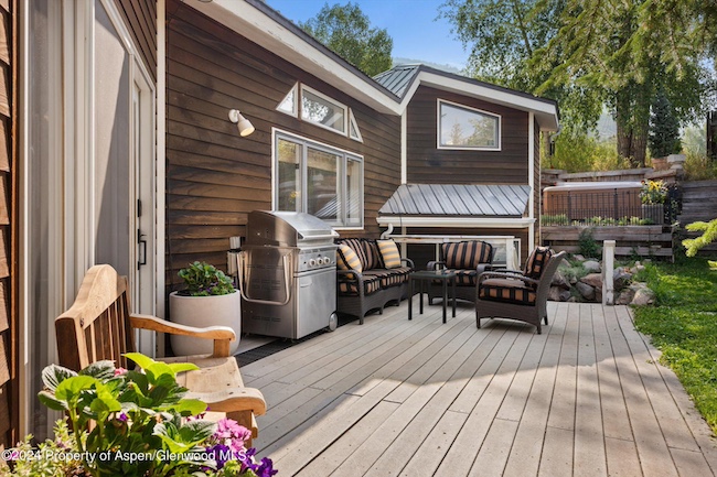 140 Maple Lane in Smuggler