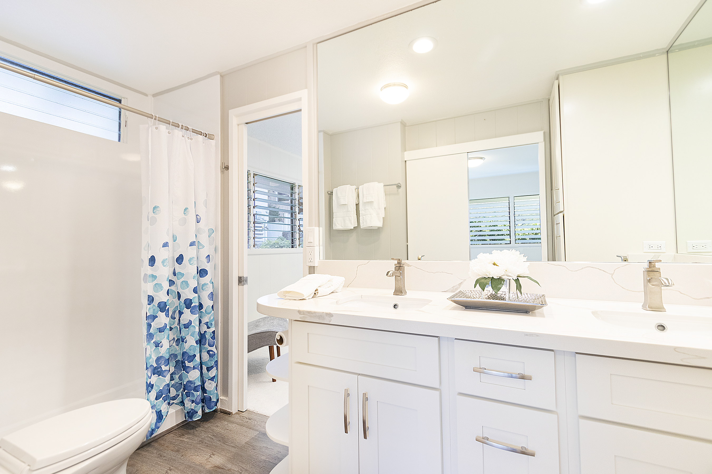Bathroom between the two bedrooms at 380 Puiwa Road, Honolulu, HI 96817