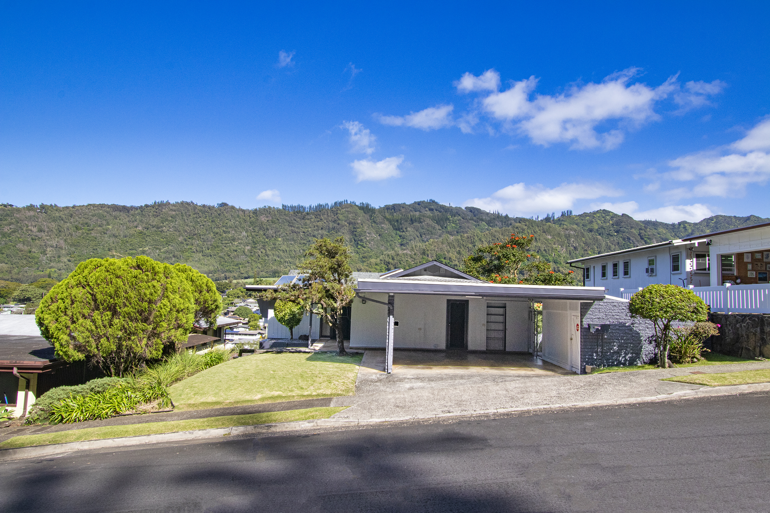 Front view of 380 Puiwa Road