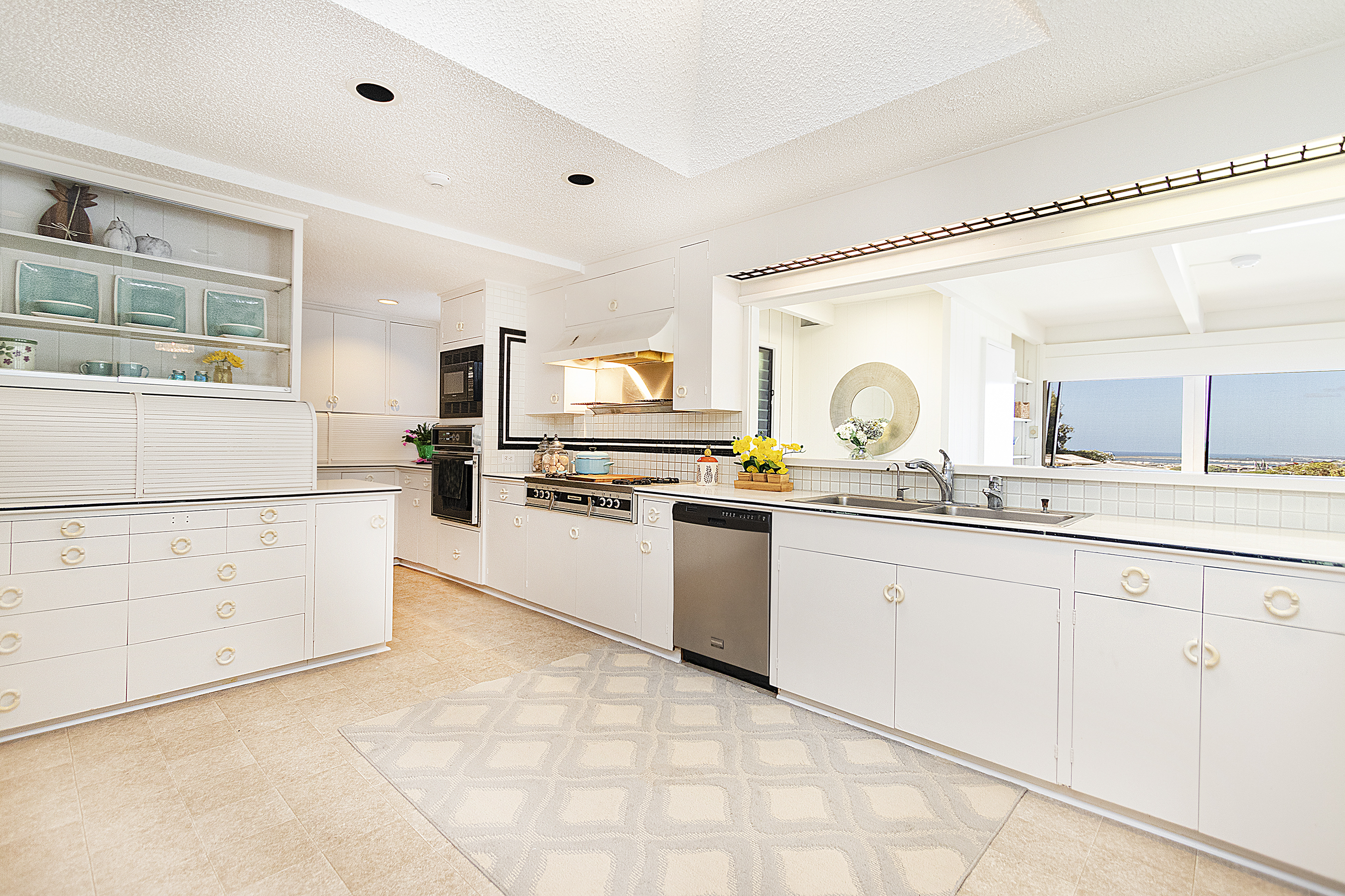 Kitchen counter dining at 380 Puiwa Road, Honolulu, HI 96817