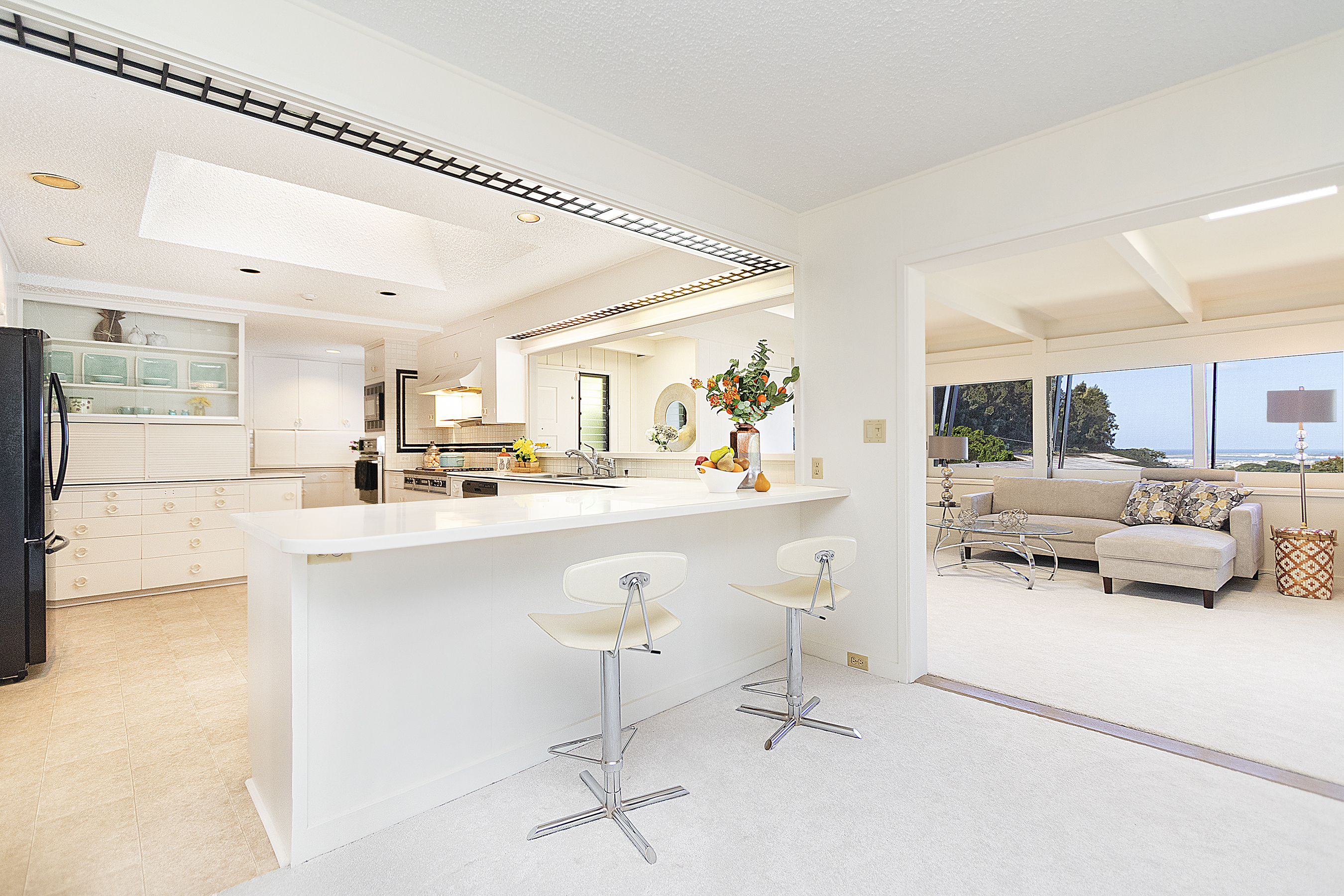 Kitchen counter seating at 380 Puiwa Road, Honolulu, HI 96817