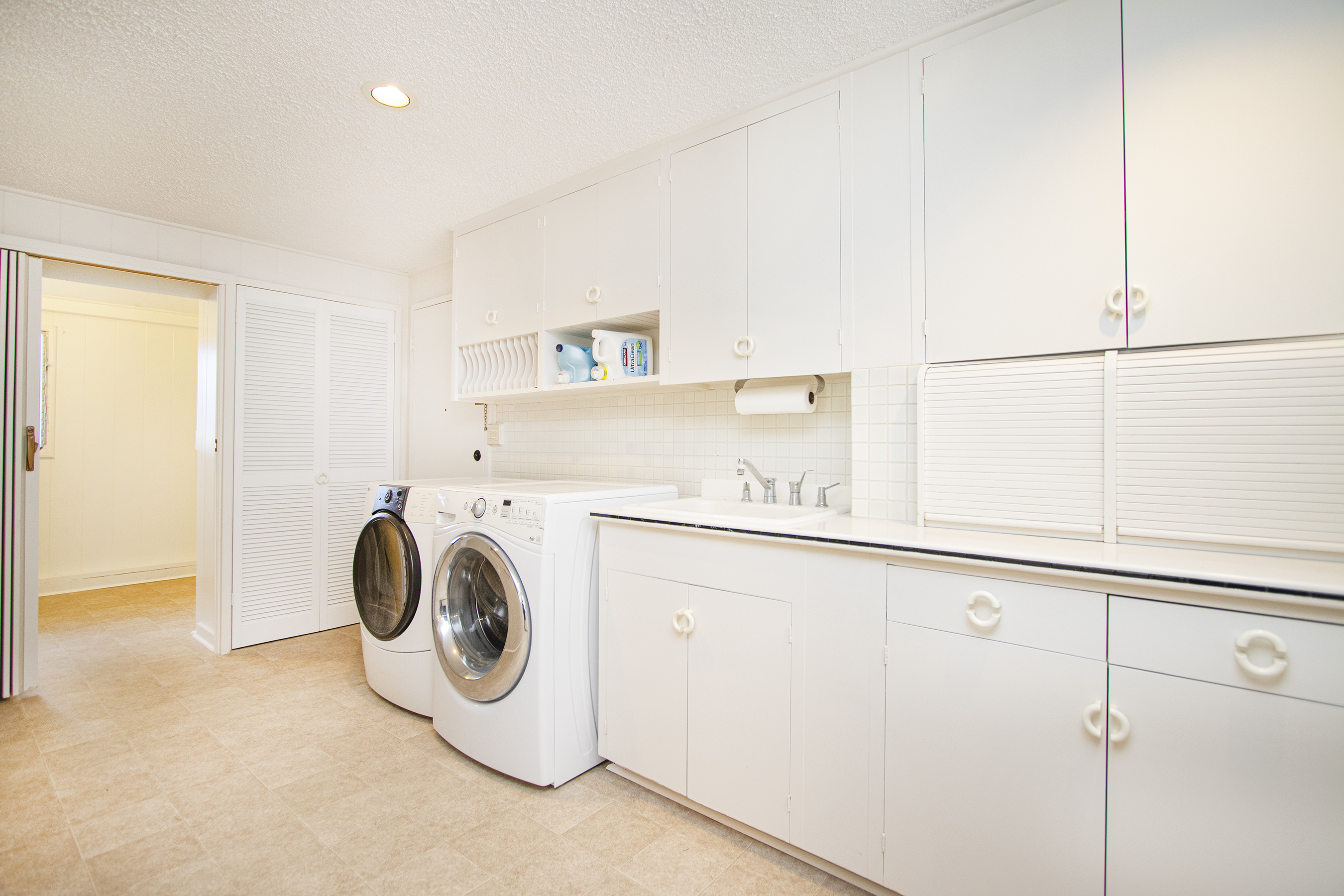 Laundry area at 380 Puiwa Road, Honolulu, HI 96817