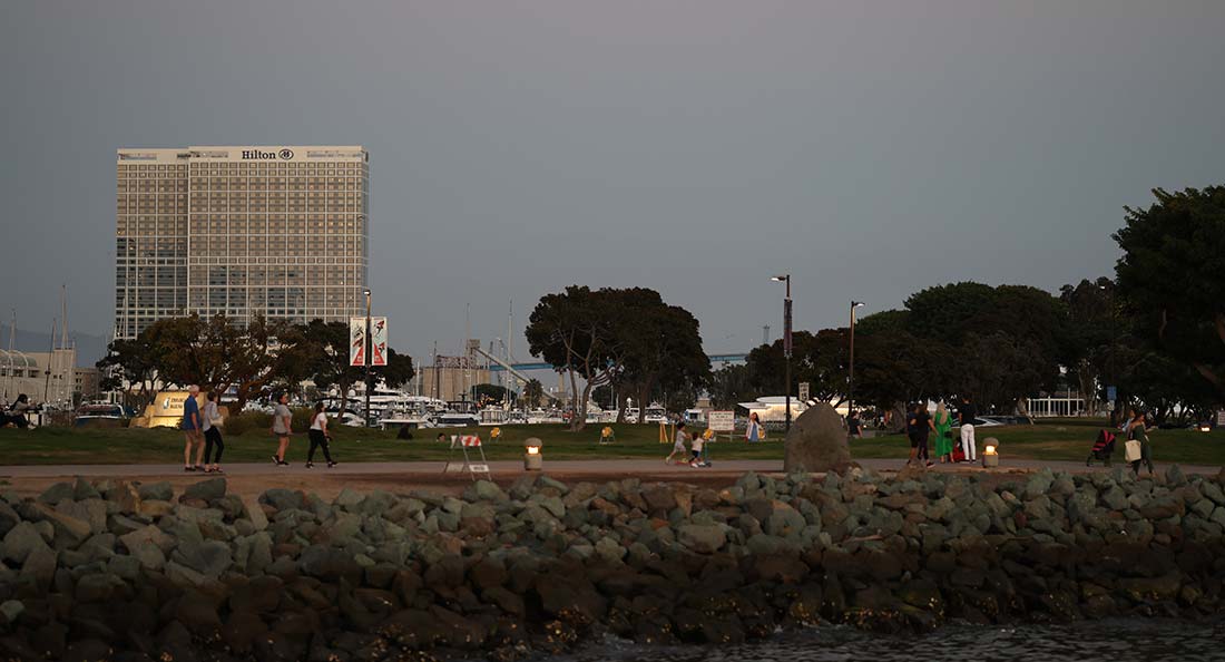 embarcadero marina park - walking along the bay
