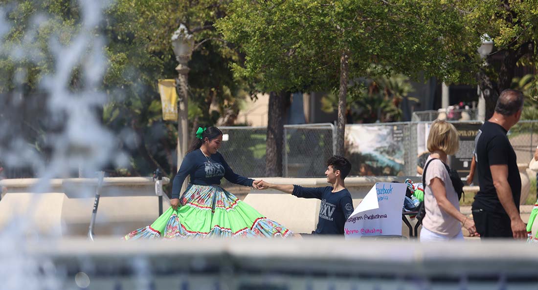 plaza de panama fountain - ballet folklorico dancers
