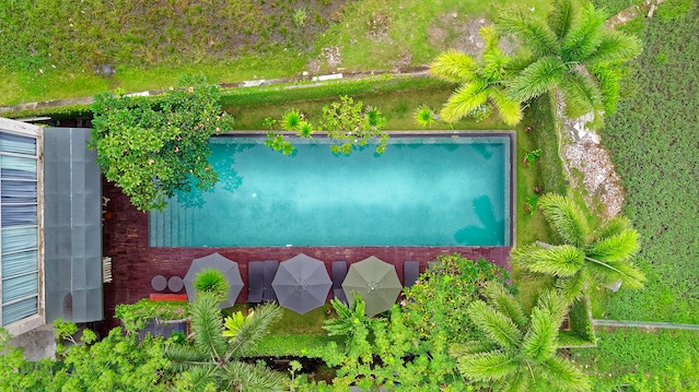 Bird&rsquo;s eye photo of an outdoor pool.