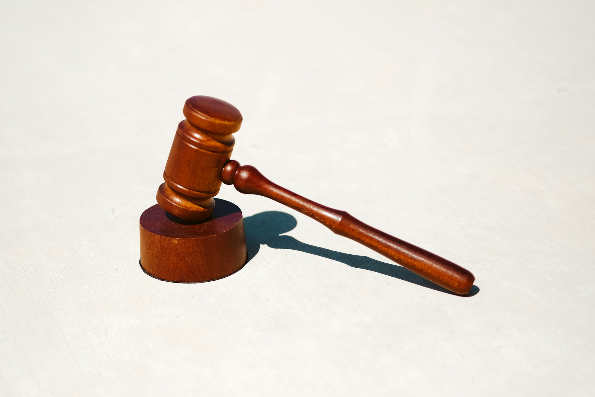 A judge&rsquo;s hammer.
