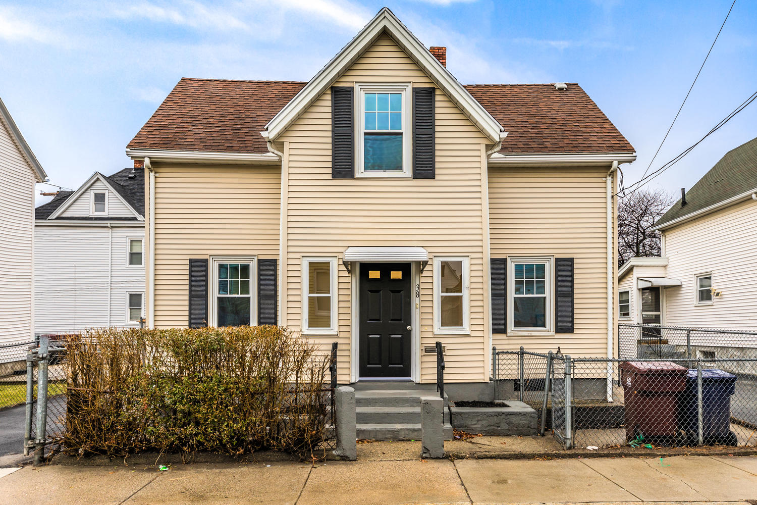 May St Single family home that contains 1,259 sq ft and was built in