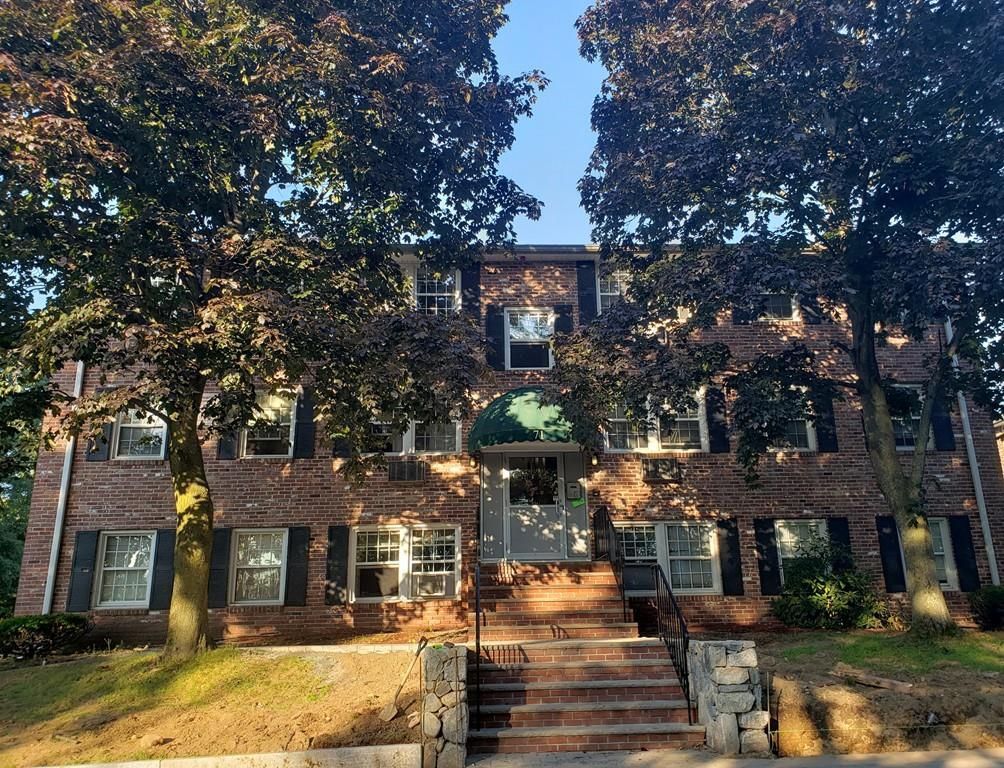 Mystic St Great location and move in ready . Recently updated 1 bedroom