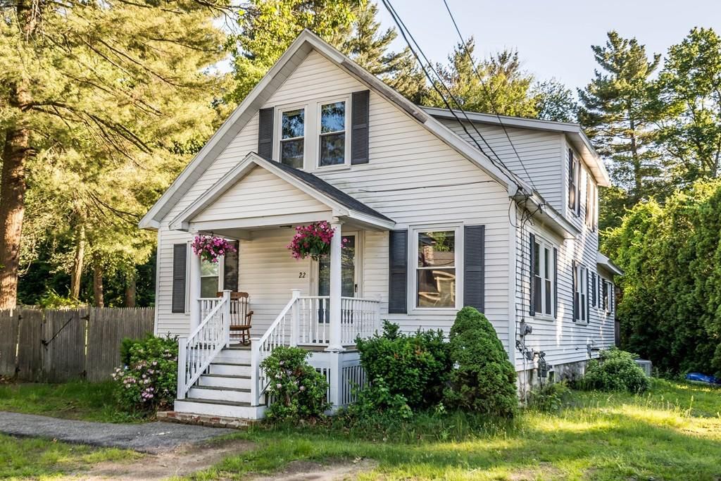 Sprague St This super adorable, movein ready, oversized bungalow/cape