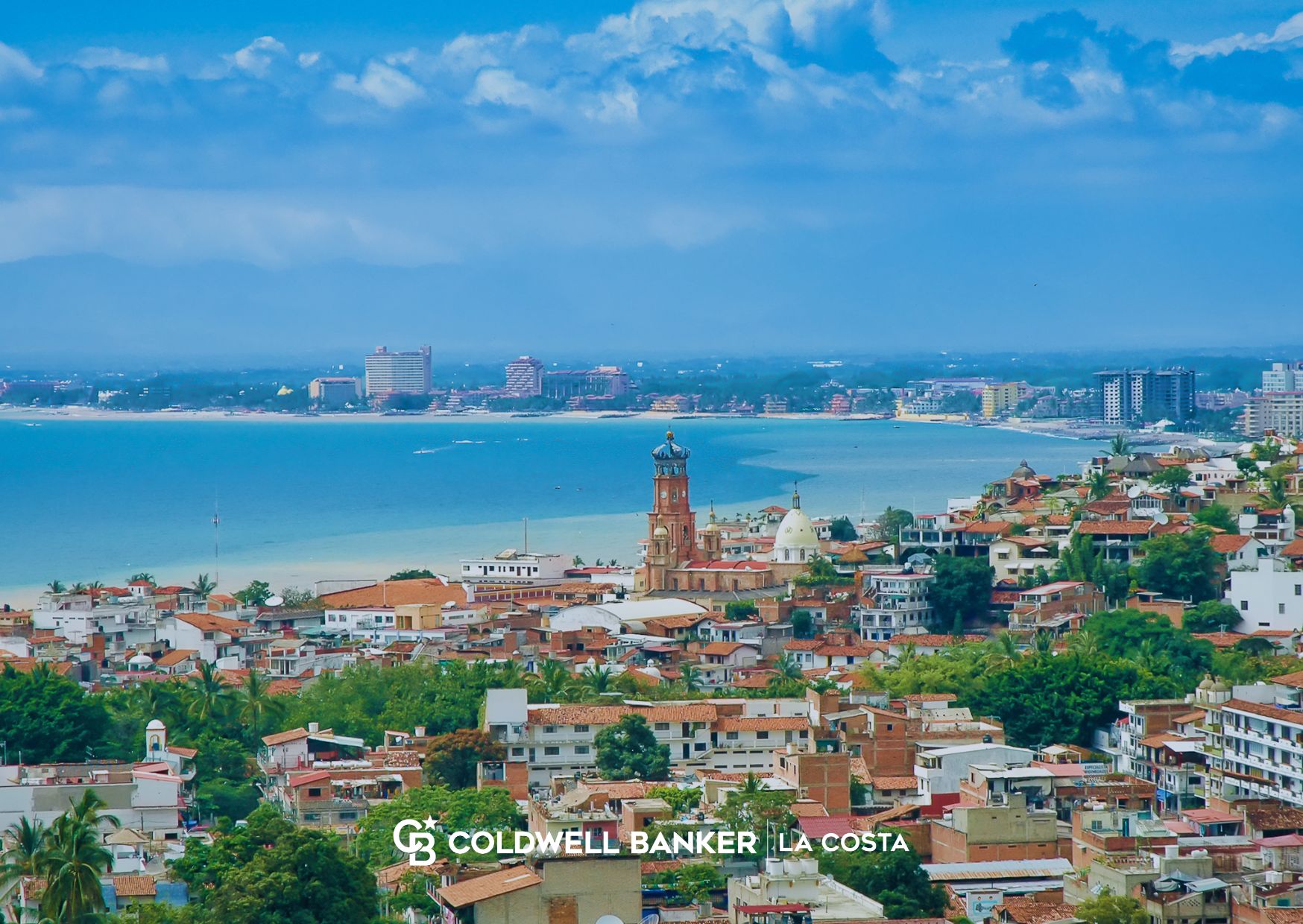 Escena de estilo de vida y bienes ra&iacute;ces en Puerto Vallarta que refleja atractivo costero, caminabilidad y valor de largo plazo