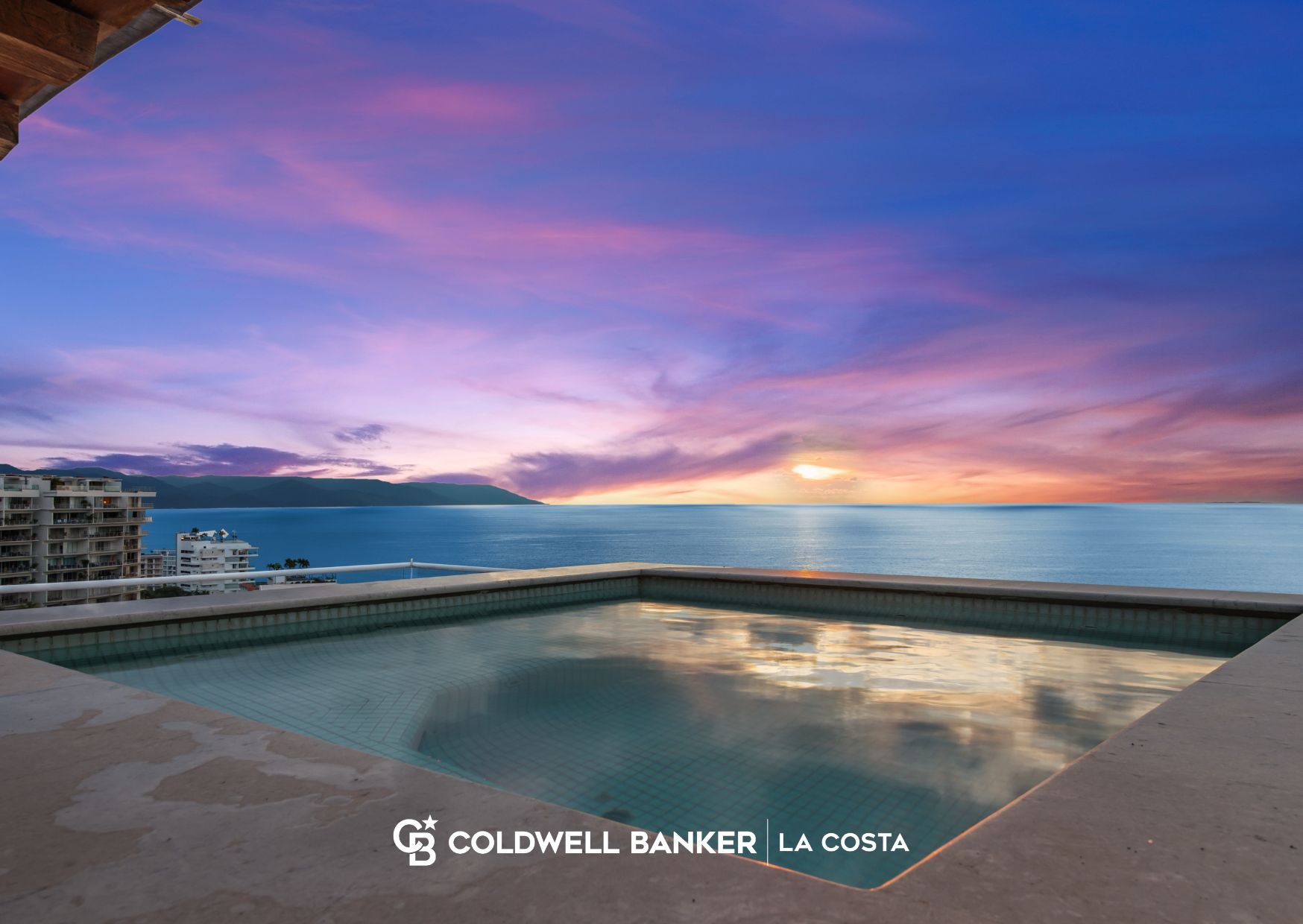 Bienes ra&iacute;ces con vista a la bah&iacute;a de Puerto Vallarta que representan la propiedad de activos duros tangibles en M&eacute;xico en 2026