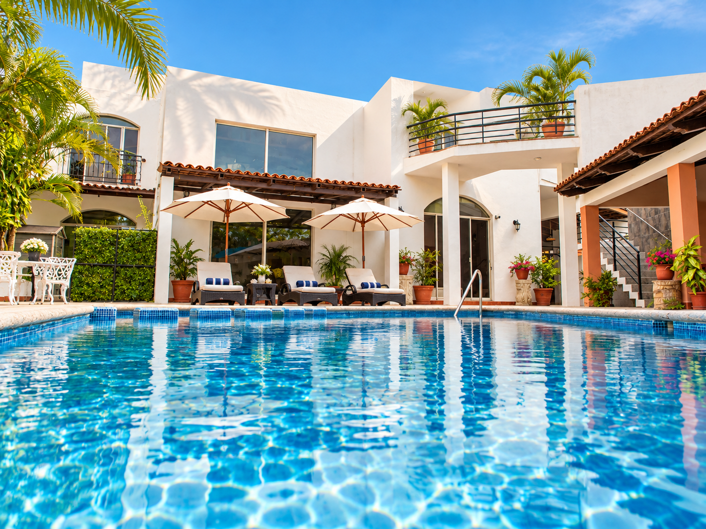 Alberca y terraza de Casa Las Flores, propiedad de ocho recámaras en Villa Las Flores, Puerto Vallarta