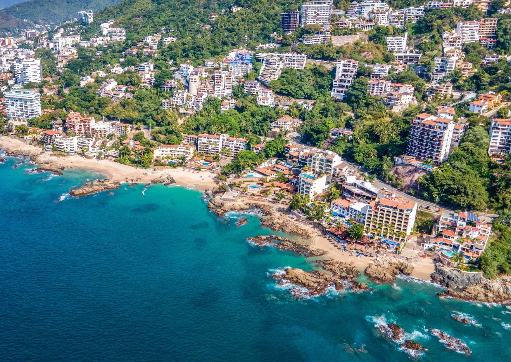 Villas de lujo en la ladera con vista al mar en Conchas Chinas, la colonia residencial m&aacute;s exclusiva de Puerto Vallarta sobre la Bah&iacute;a de Banderas