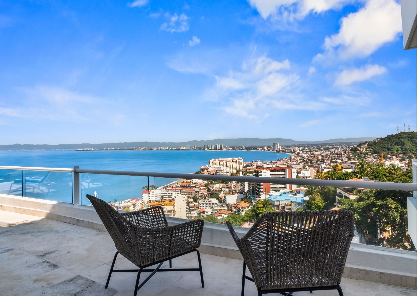 Costo de vida en Puerto Vallarta 2026: vista del Malec&oacute;n y la marina que ilustra la vida cotidiana de los expatriados en Puerto Vallarta, M&eacute;xico