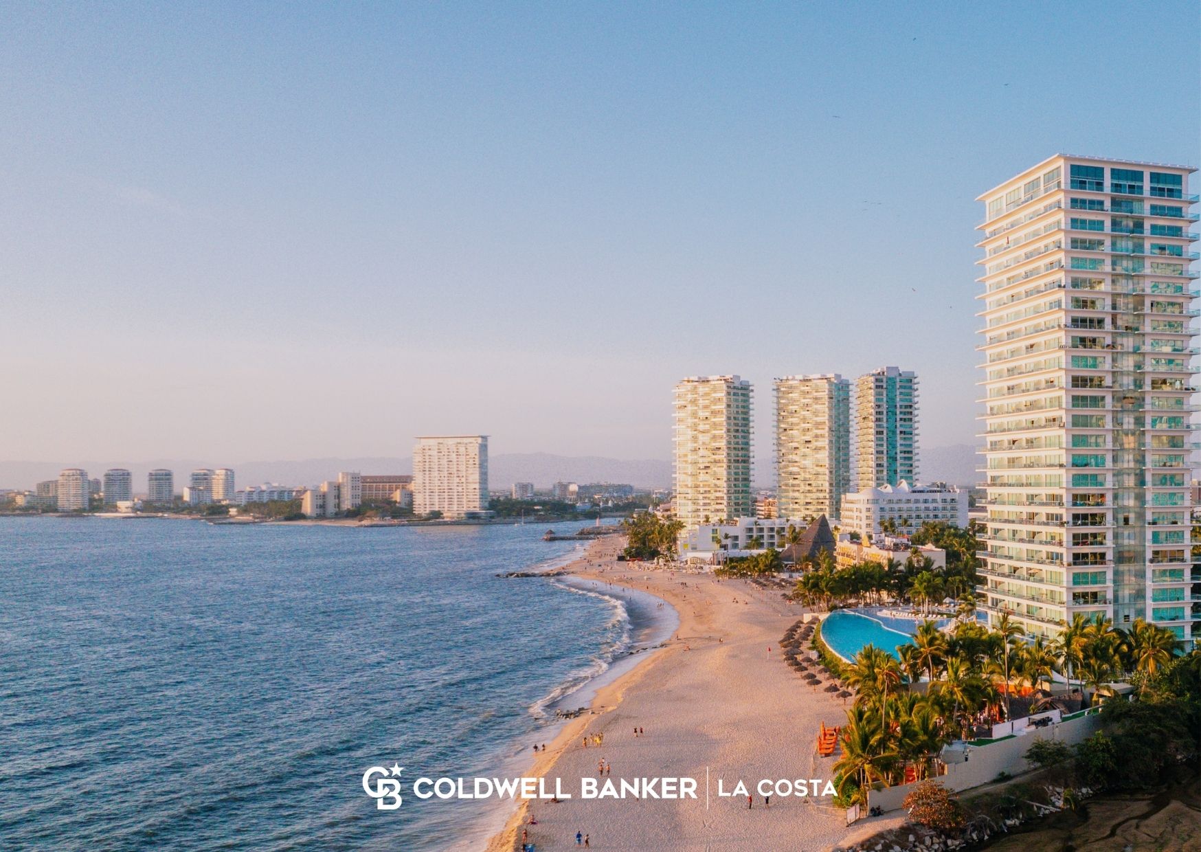 Vista a&eacute;rea de la costa y las colonias de Puerto Vallarta para compradores que deciden si es buen momento para comprar