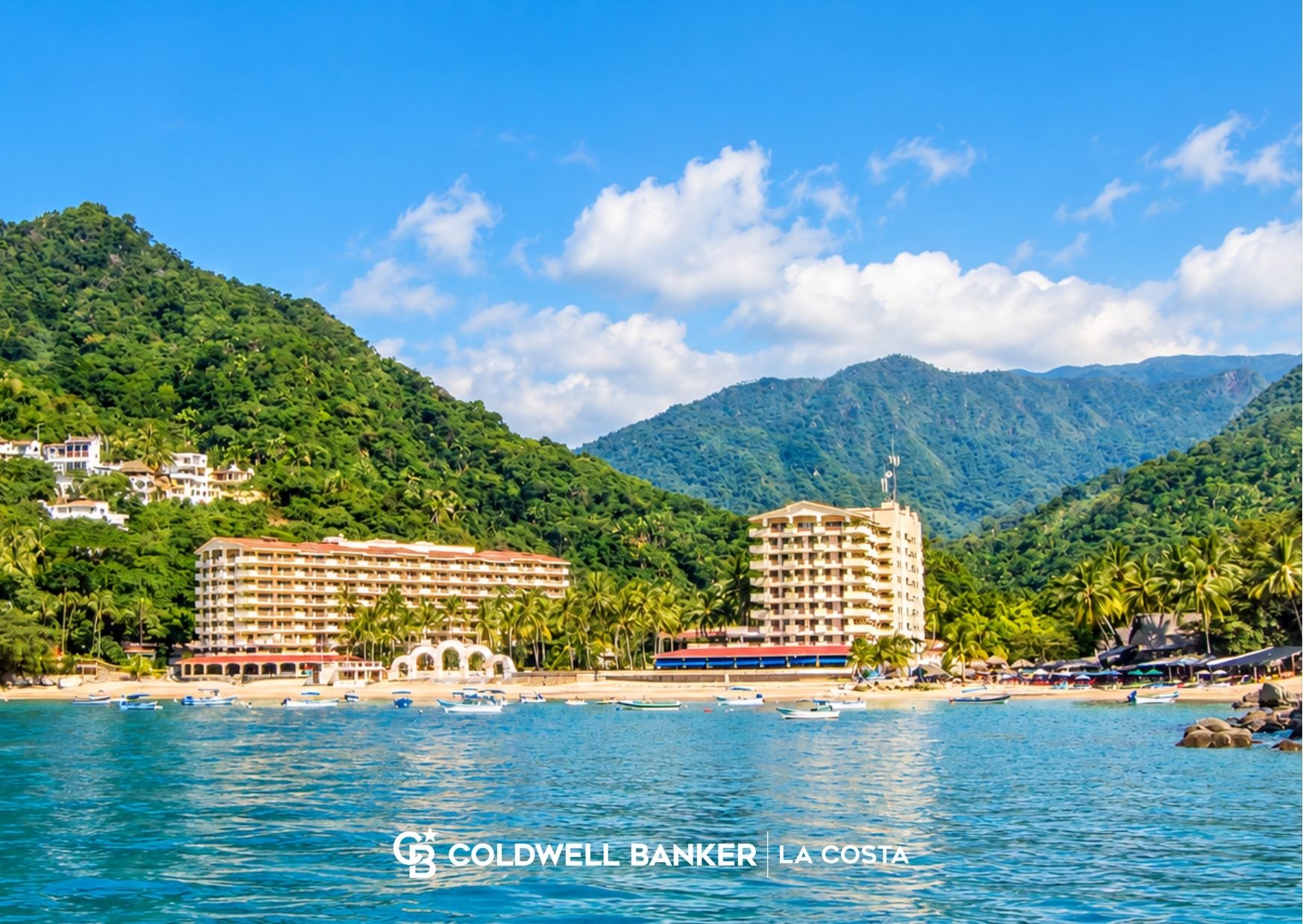La ladera cubierta de selva y los hoteles frente a la playa de Mismaloya en el sur de Puerto Vallarta