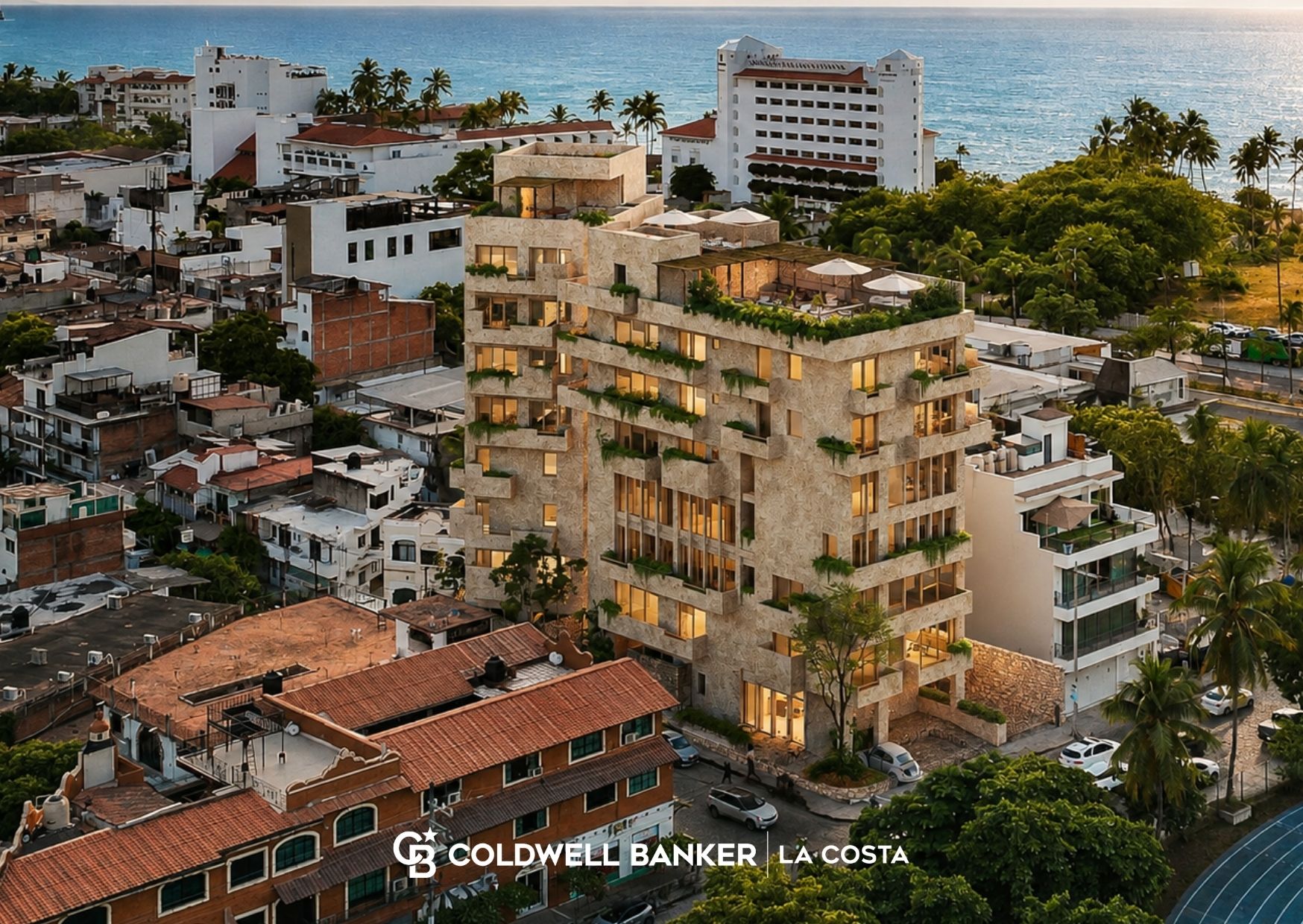 Calle bordeada de palmeras y condominios boutique en la Colonia 5 de Diciembre, Puerto Vallarta, justo al norte del Malec&oacute;n