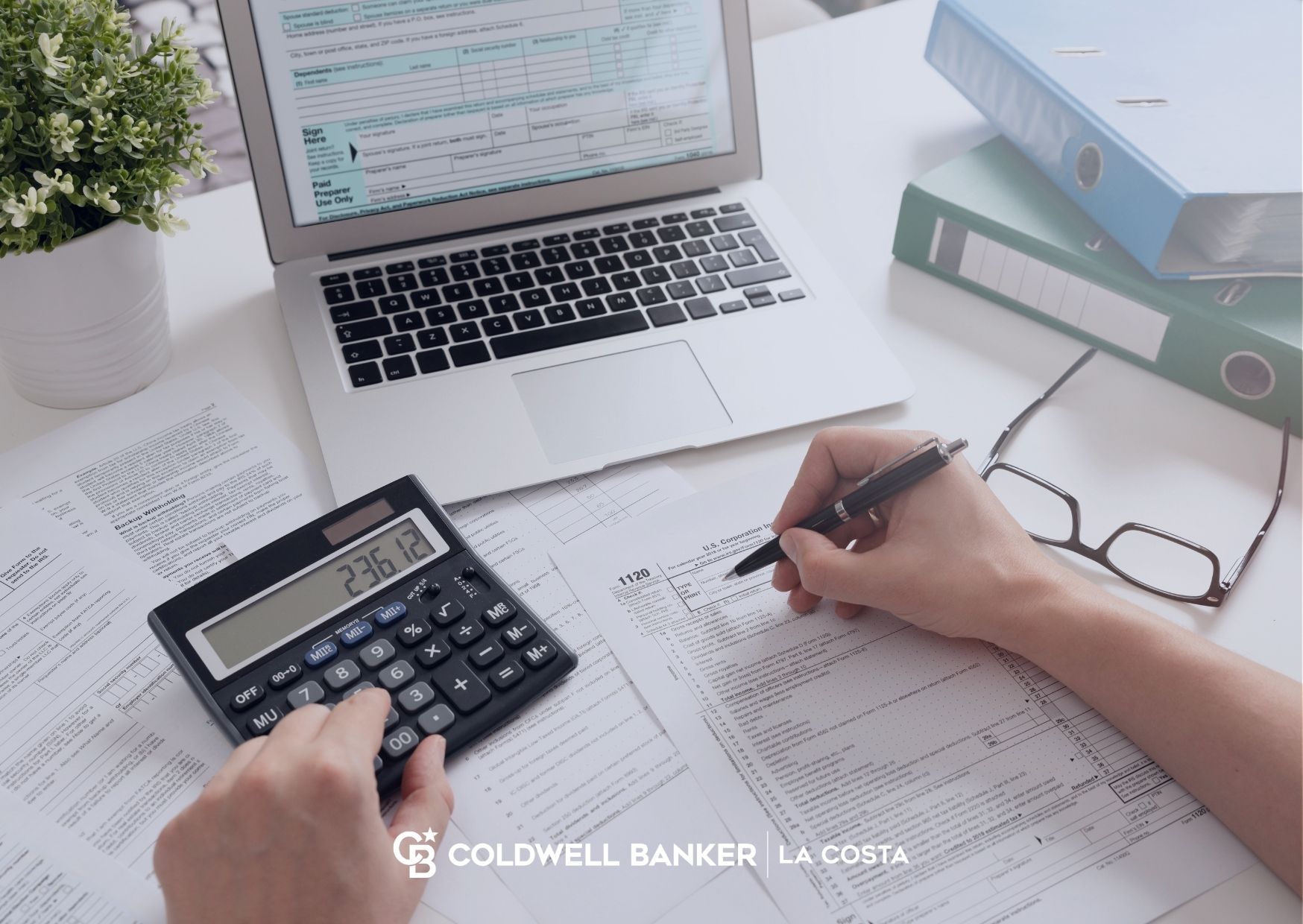 Propietario extranjero revisando documentos de impuestos sobre ingresos de alquiler de una propiedad vacacional en Puerto Vallarta