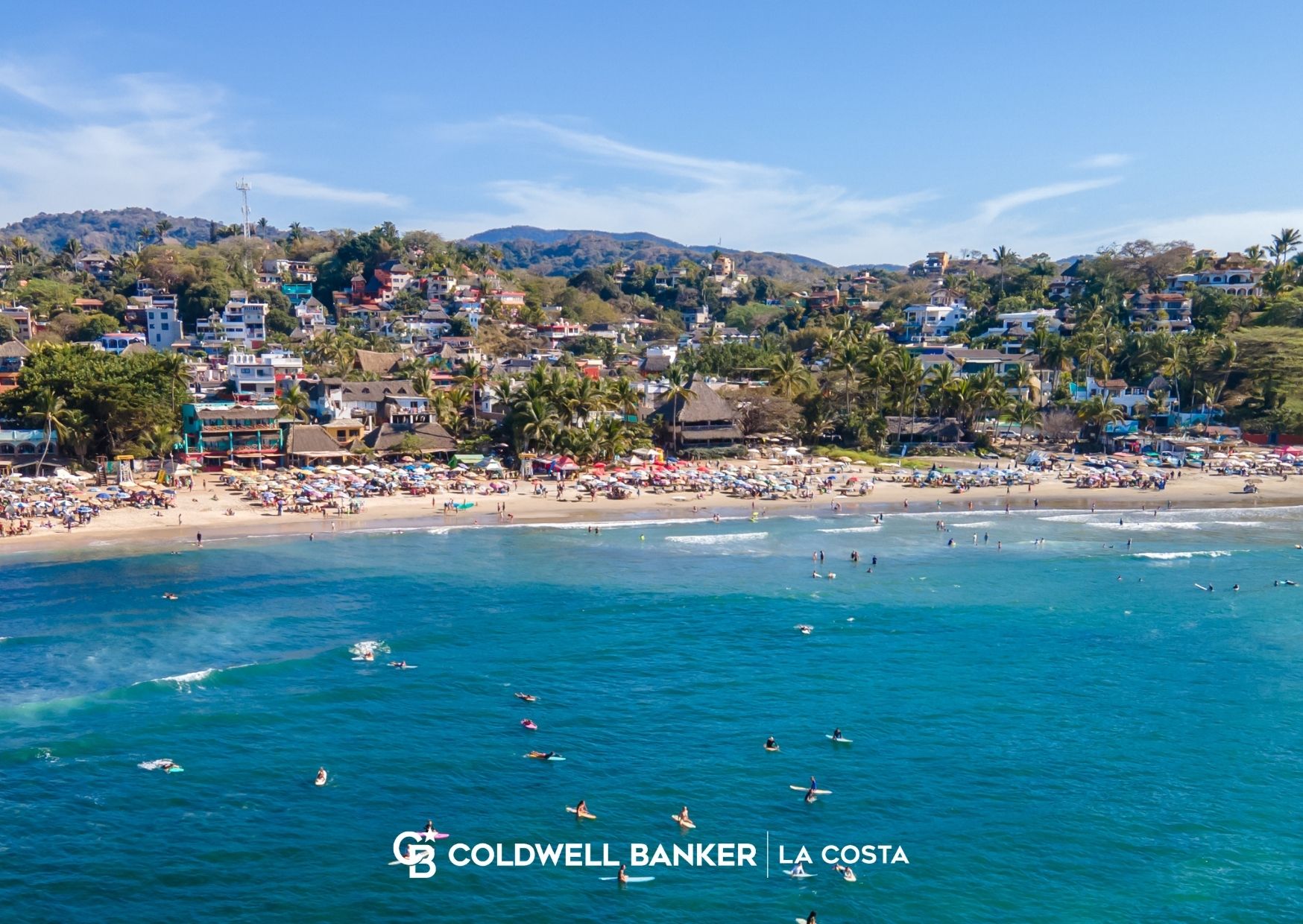 Calle empedrada con tiendas boutique y palmeras en el centro de Sayulita, Riviera Nayarit