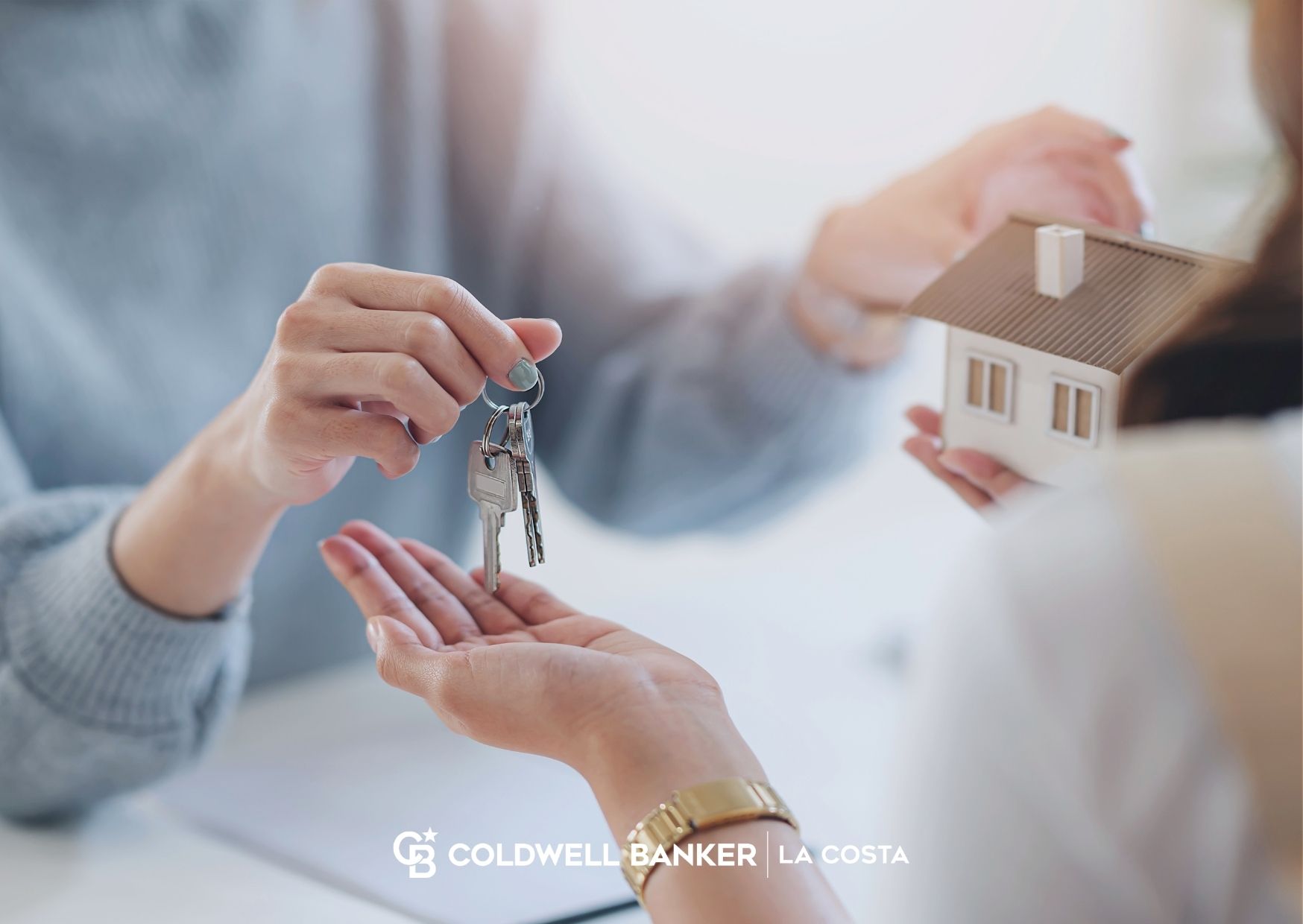 Comprador y agente revisando un contrato de compraventa en una mesa de cierre en Puerto Vallarta