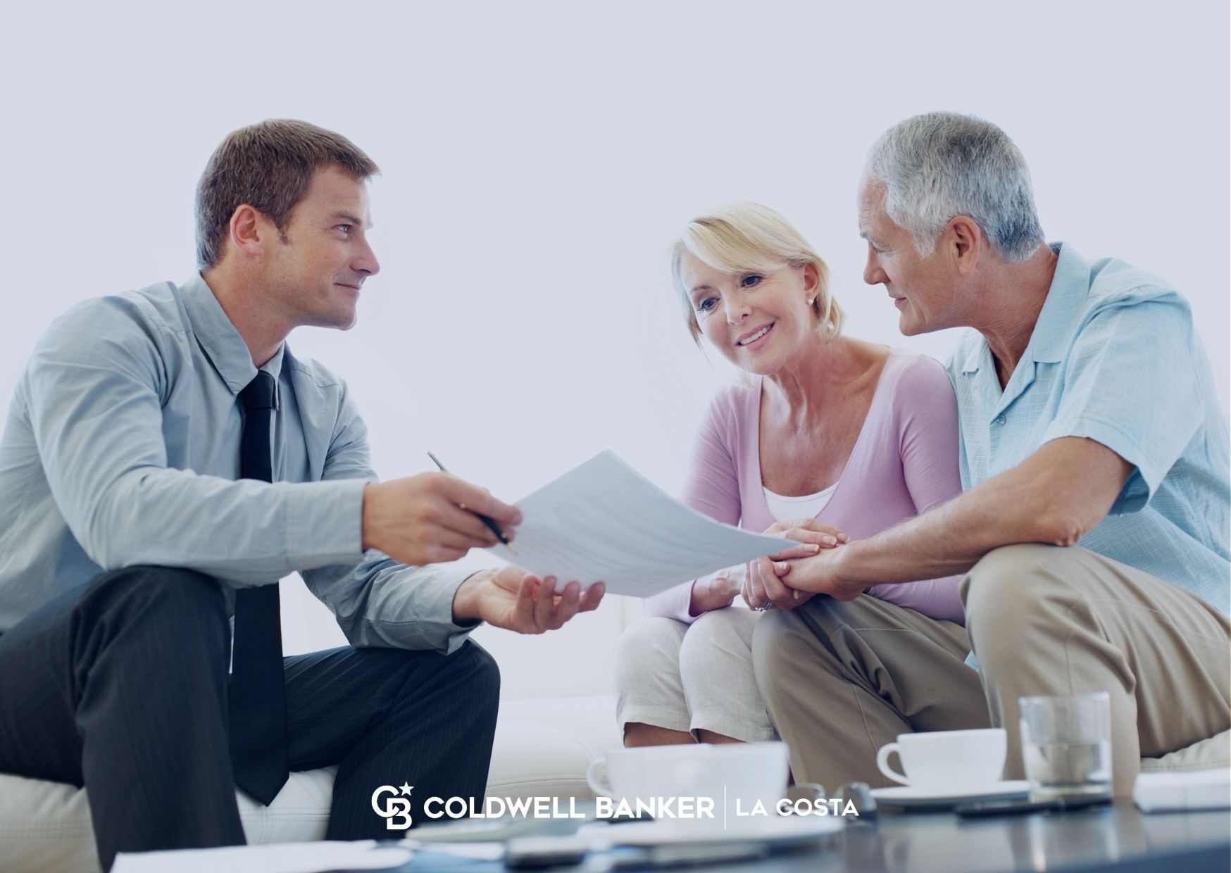 Compradores internacionales reunidos con un agente de Coldwell Banker La Costa en Puerto Vallarta