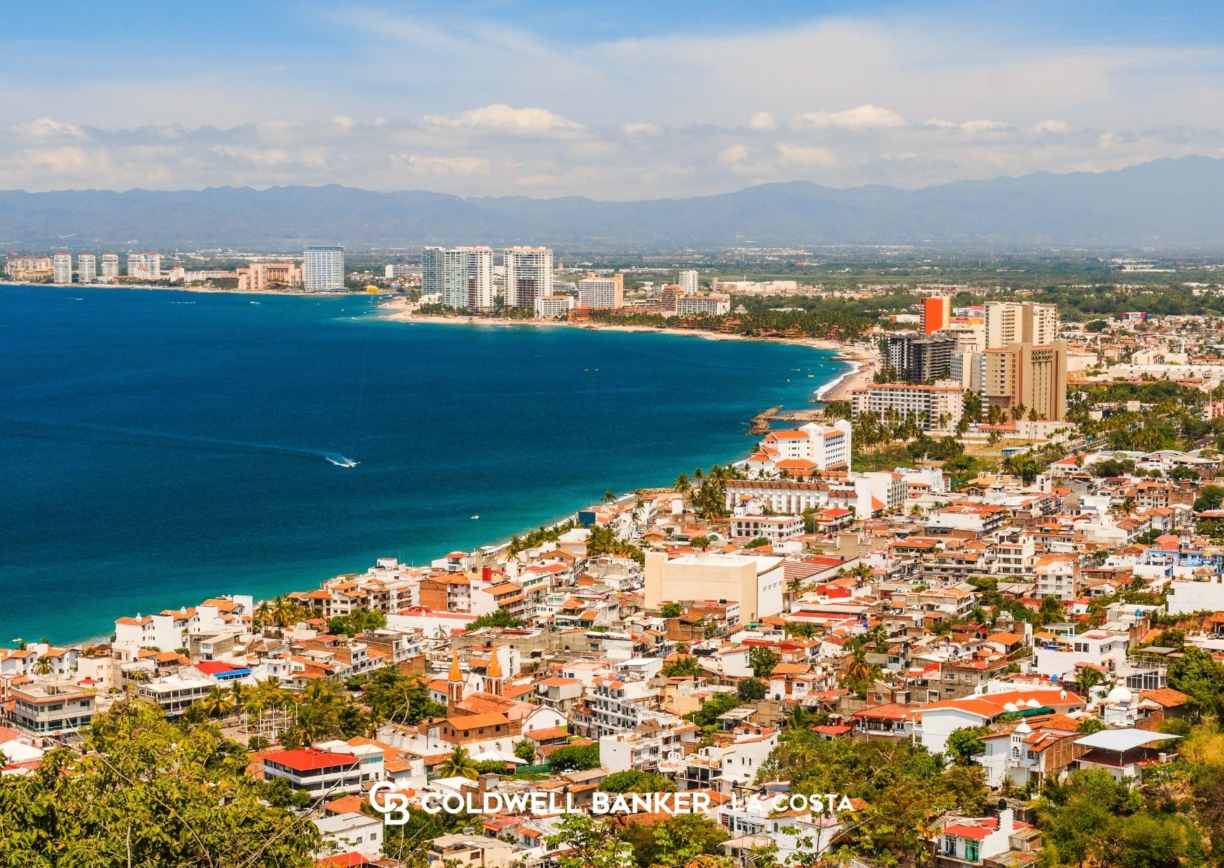 Una calle residencial tranquila y bien iluminada en Puerto Vallarta, representativa de las preguntas sobre seguridad que hacen los compradores de Estados Unidos y Canad&aacute; antes de comprar una propiedad