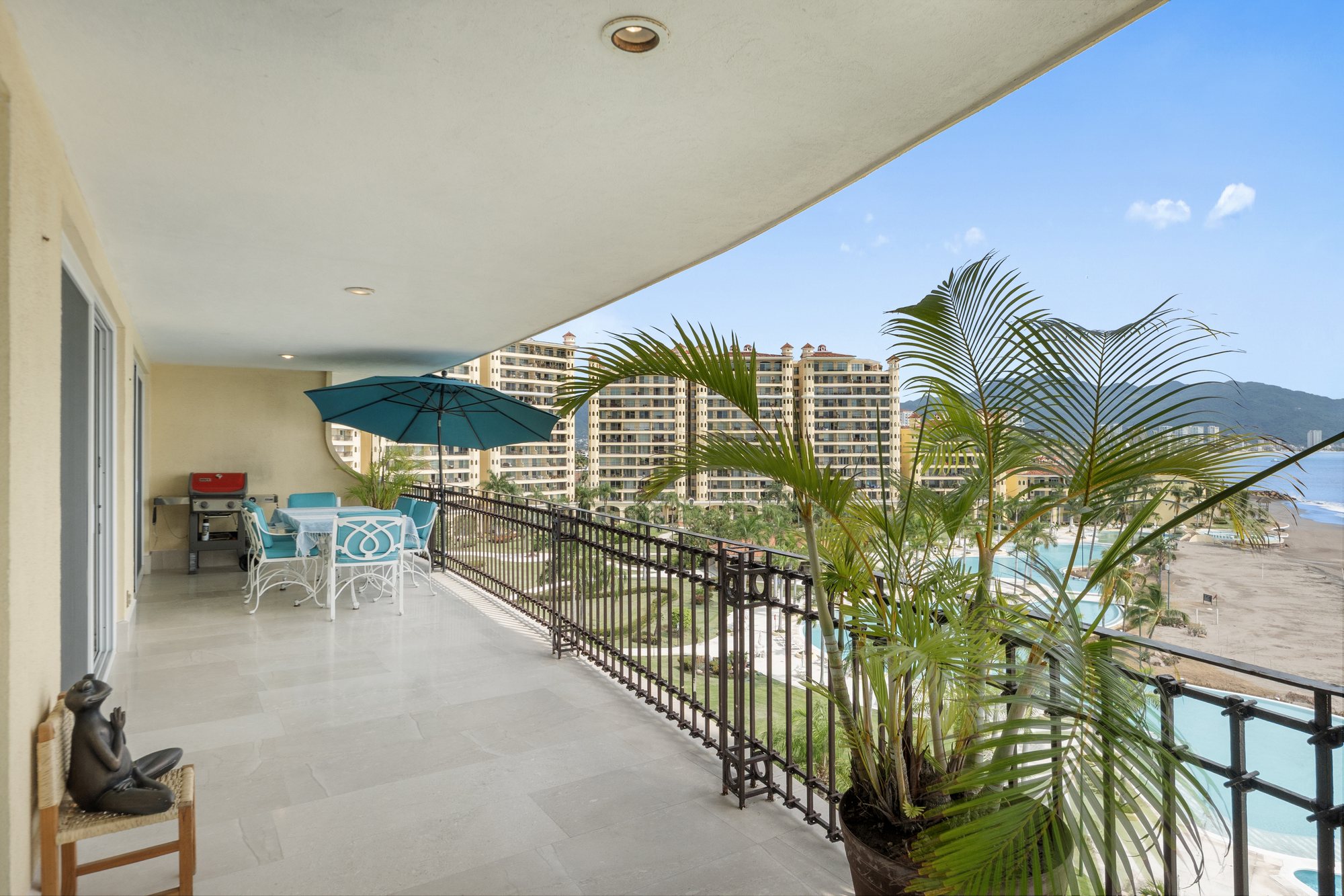 Terraza envolvente sobre la playa y las albercas de Bay View Grand