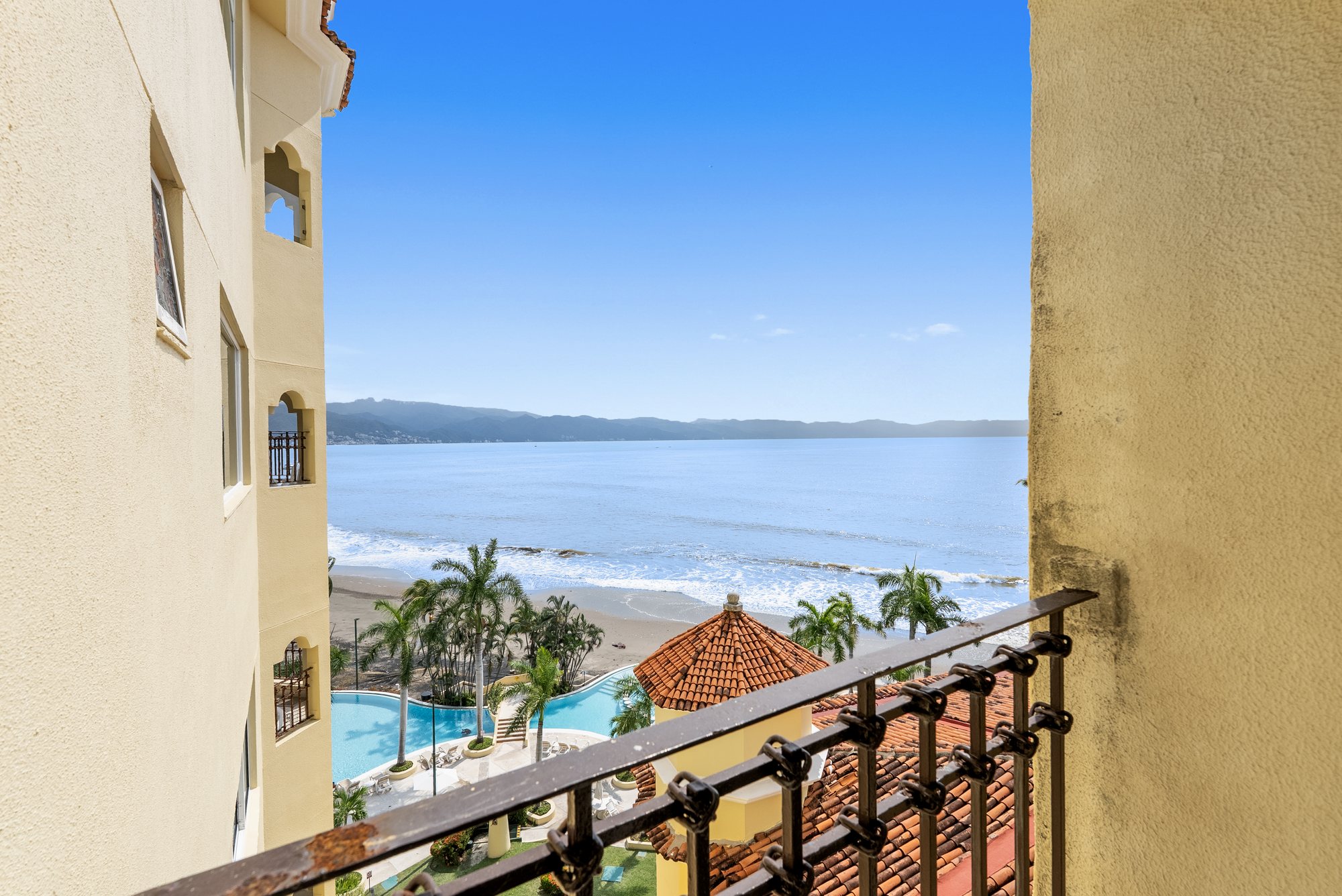 Vista hacia el sur sobre la playa, las albercas y la Bahía de Banderas
