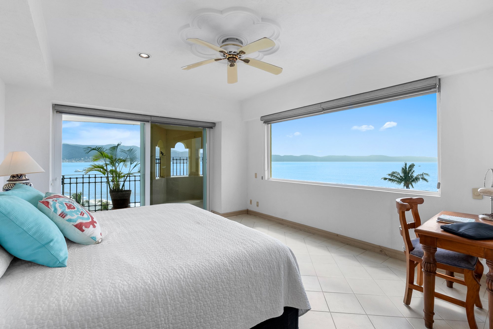 Recámara principal con ventana y puerta a la terraza frente al mar