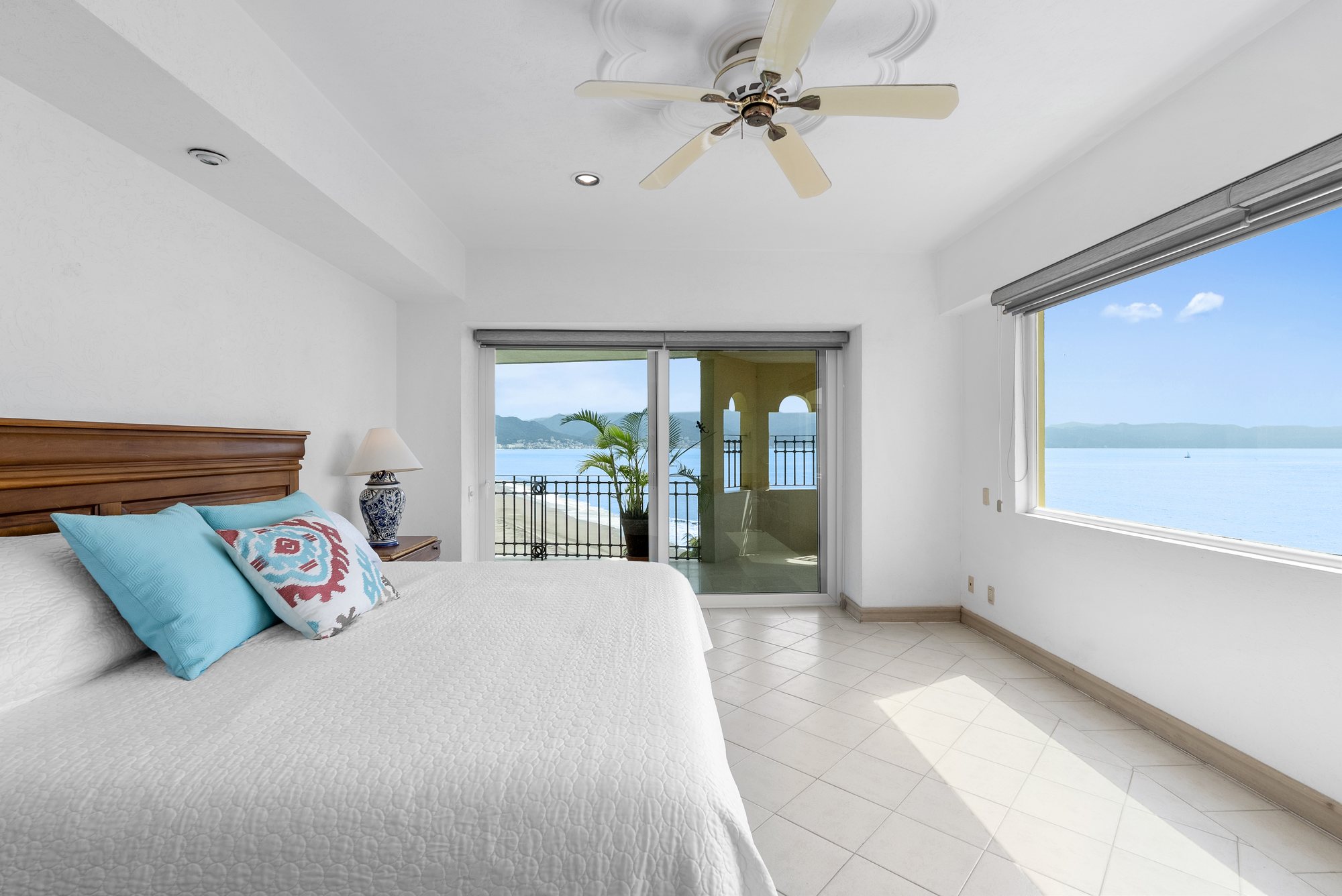 Recámara principal con amplia vista a la bahía