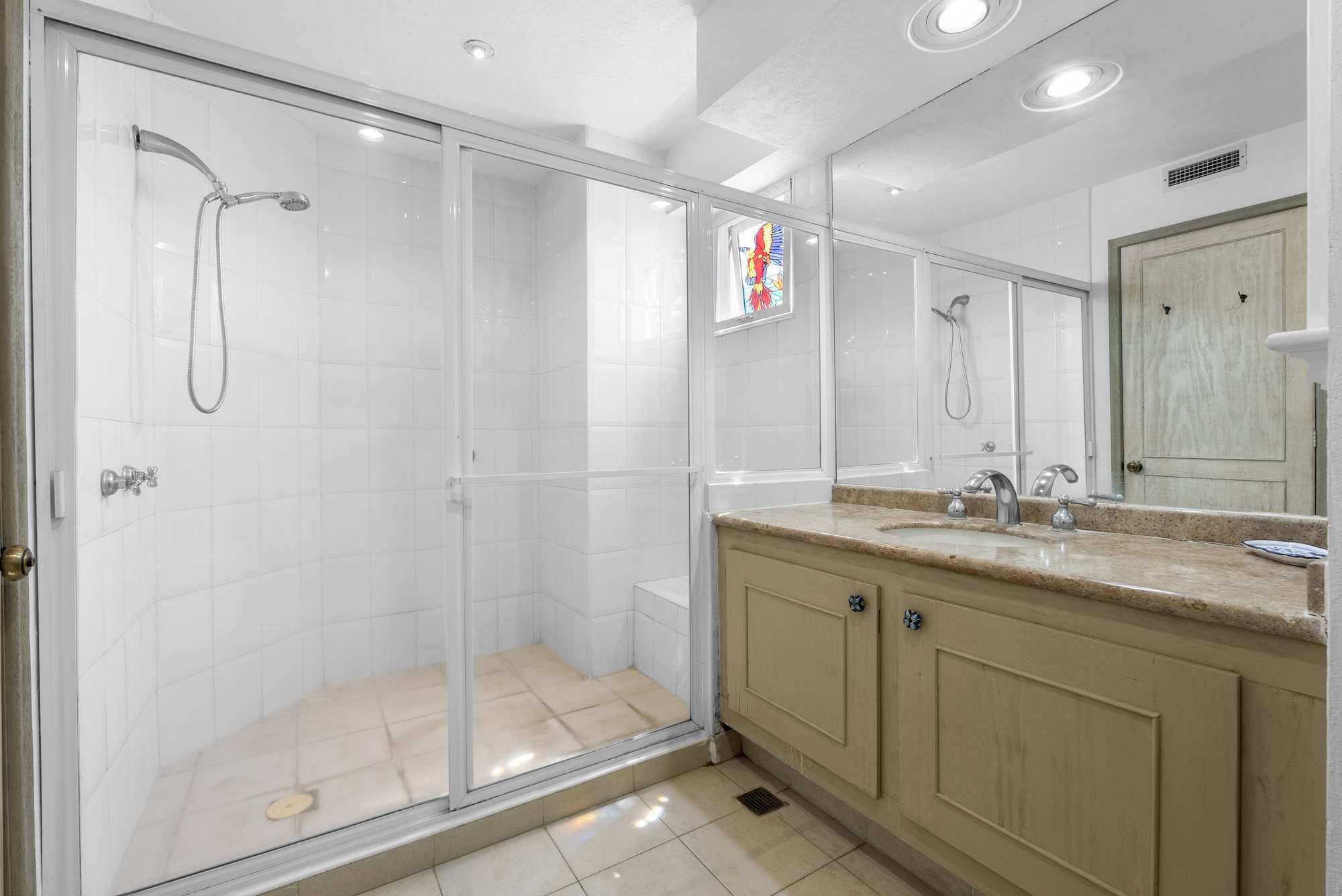 Baño principal con amplia regadera de cristal