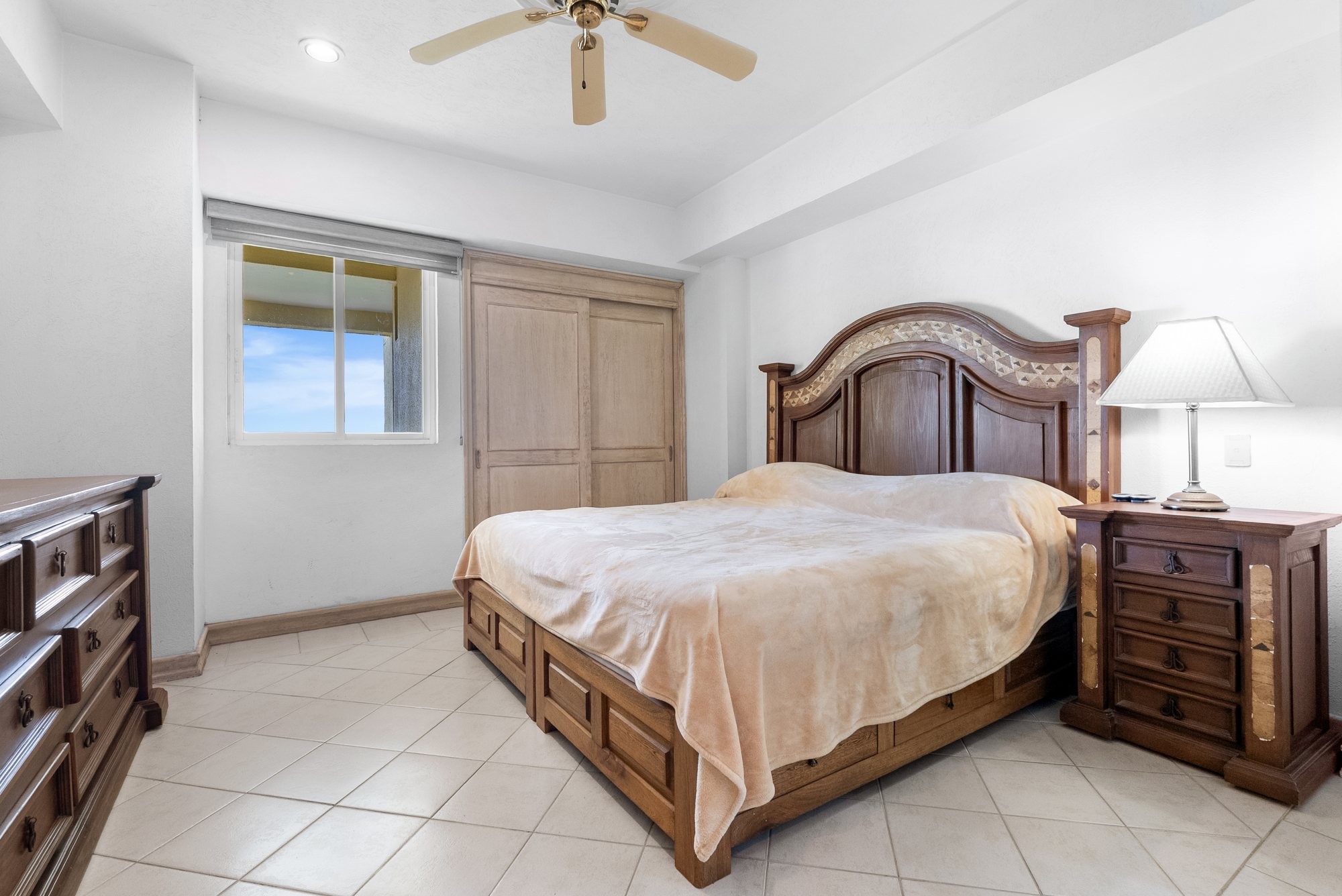 Segunda recámara con cama de madera tallada