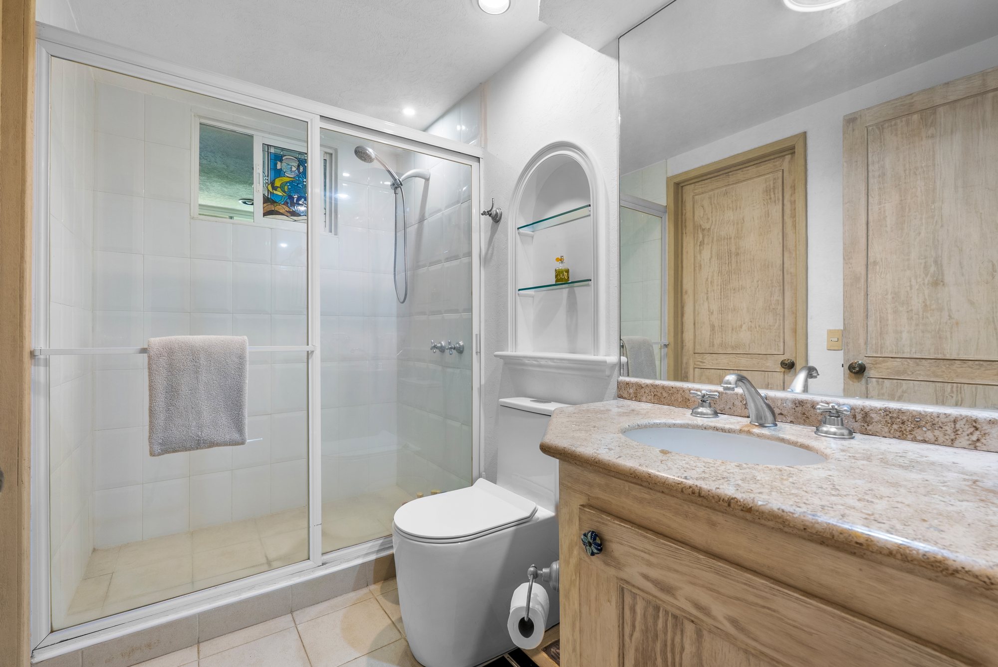 Baño con regadera de cristal
