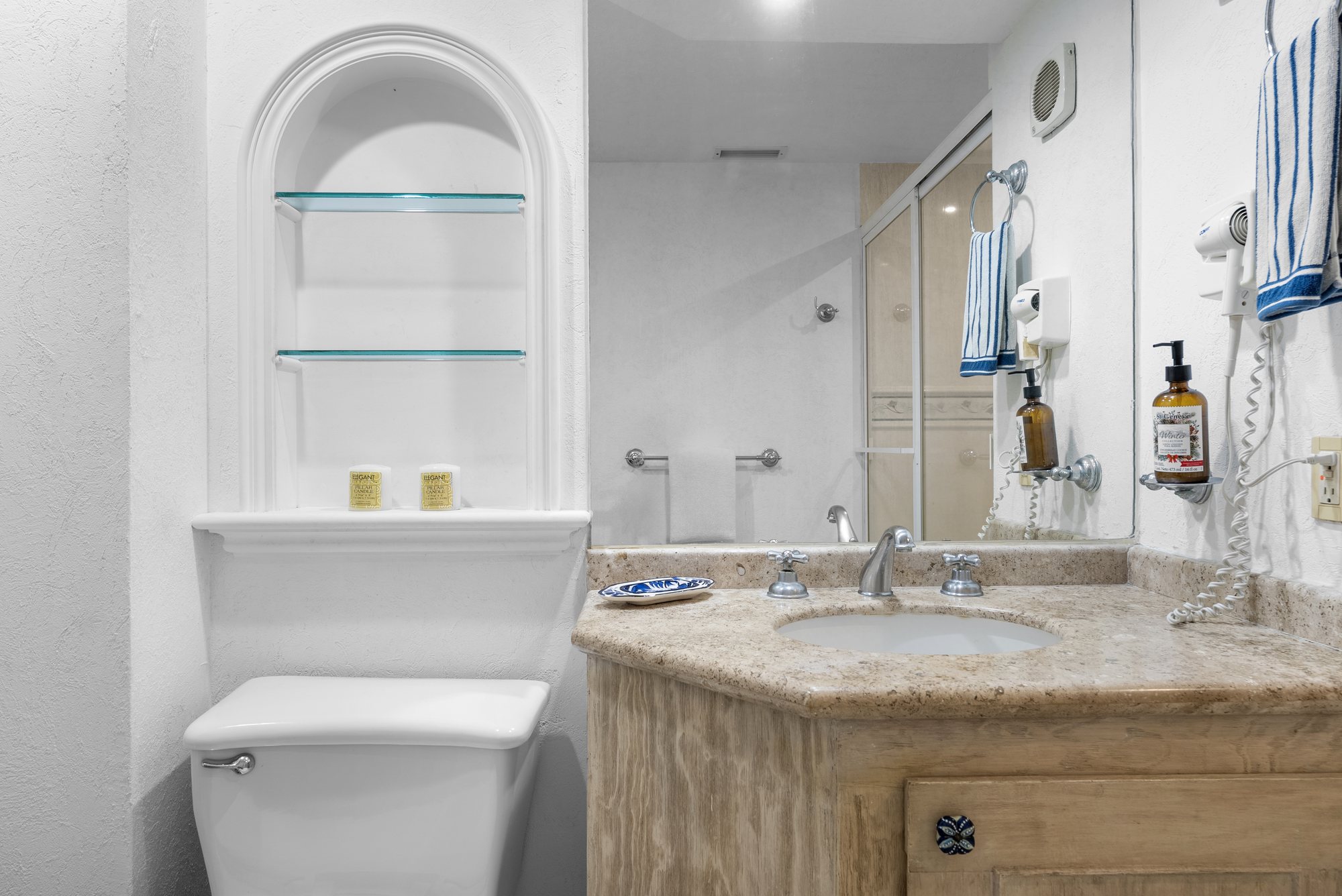 Lavabo del baño con repisas de cristal