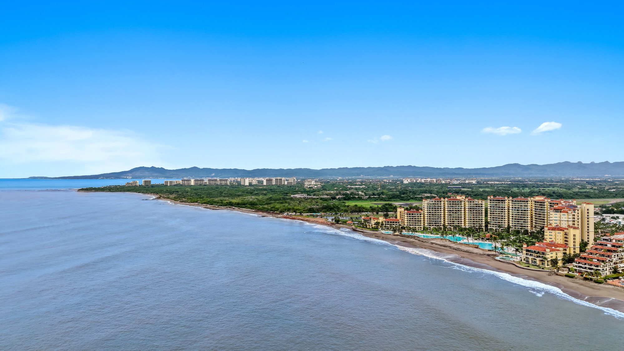 Bay View Grand frente a la playa de Marina Vallarta, desde el aire
