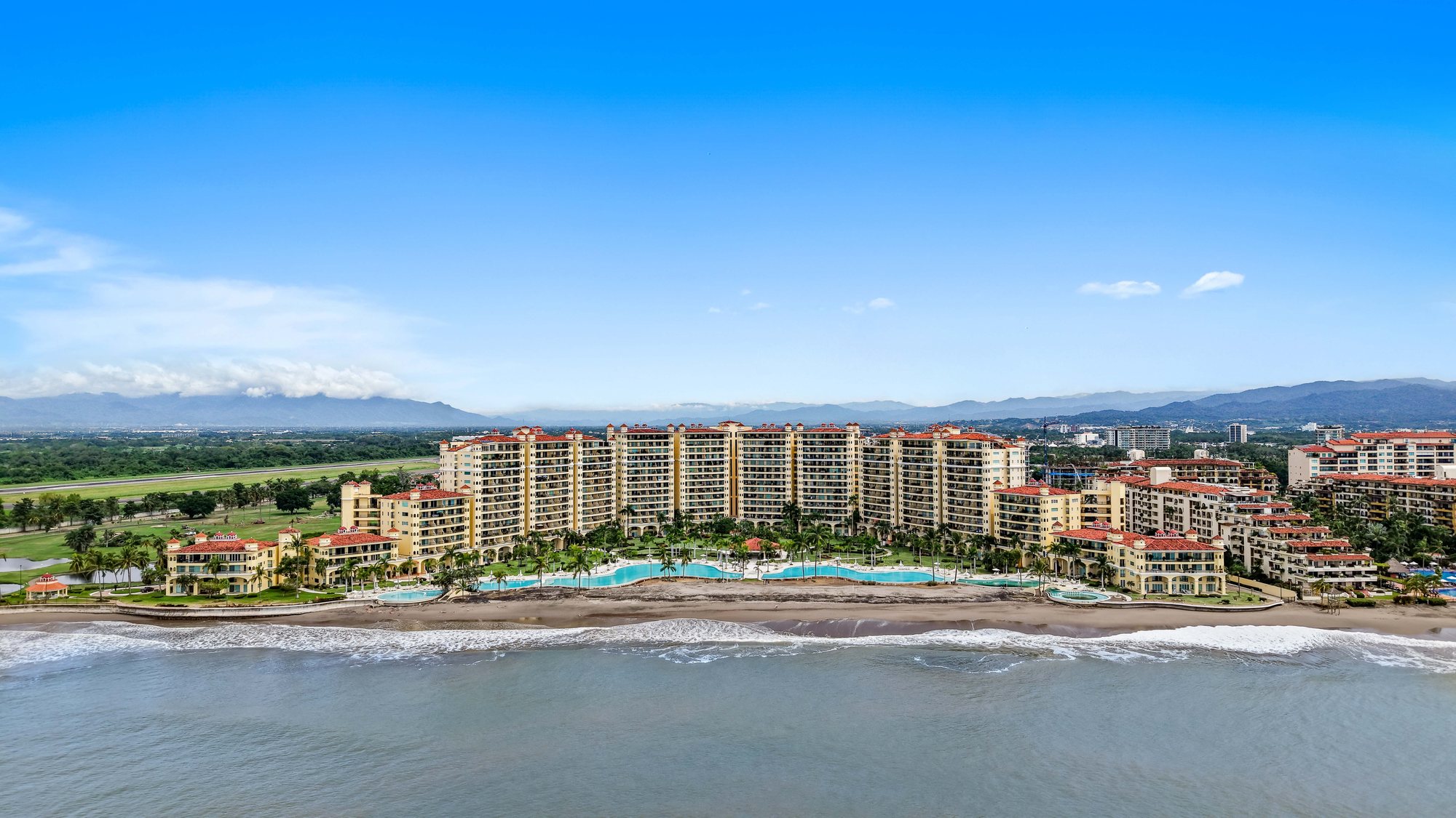 Las torres y albercas de Bay View Grand desde el mar