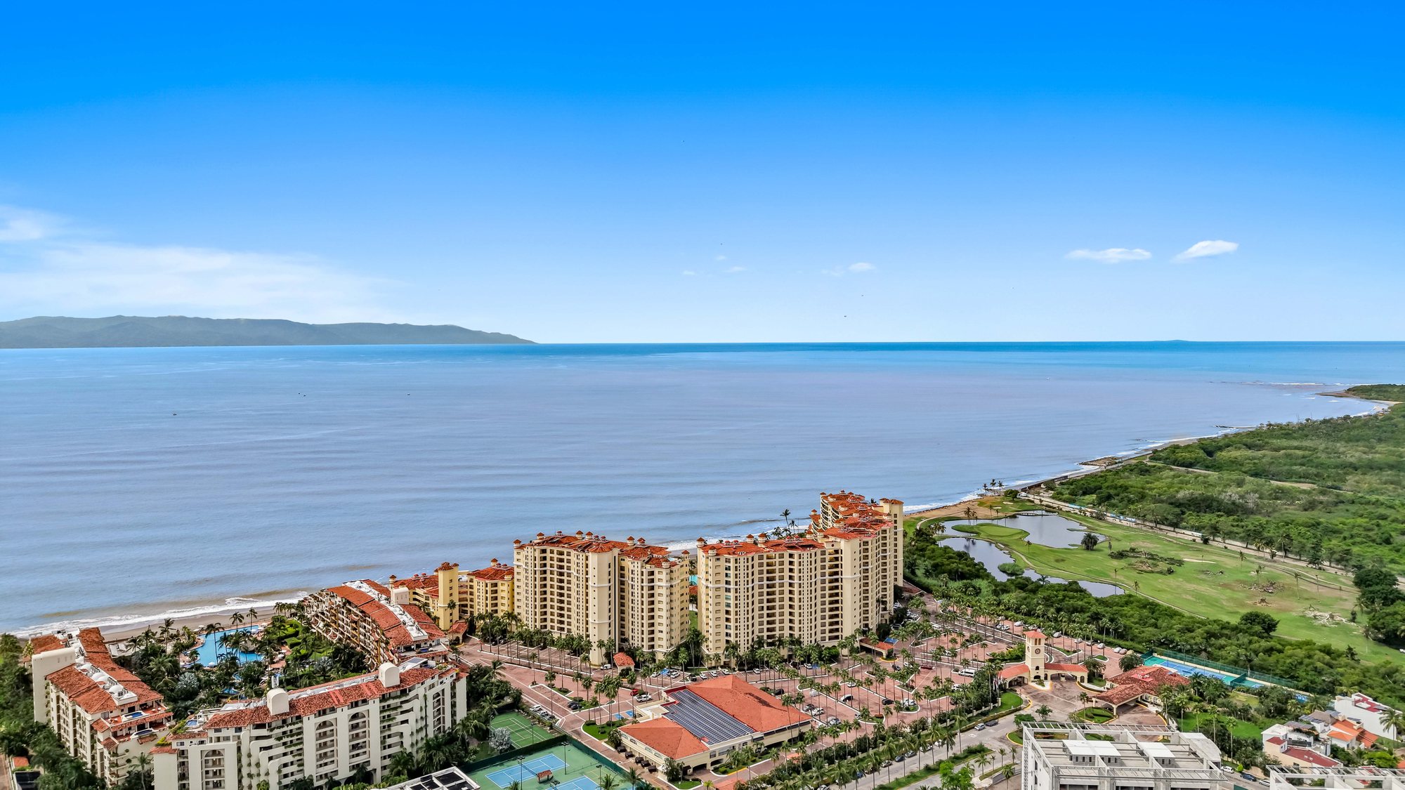 Bay View Grand y la Bahía de Banderas desde el aire