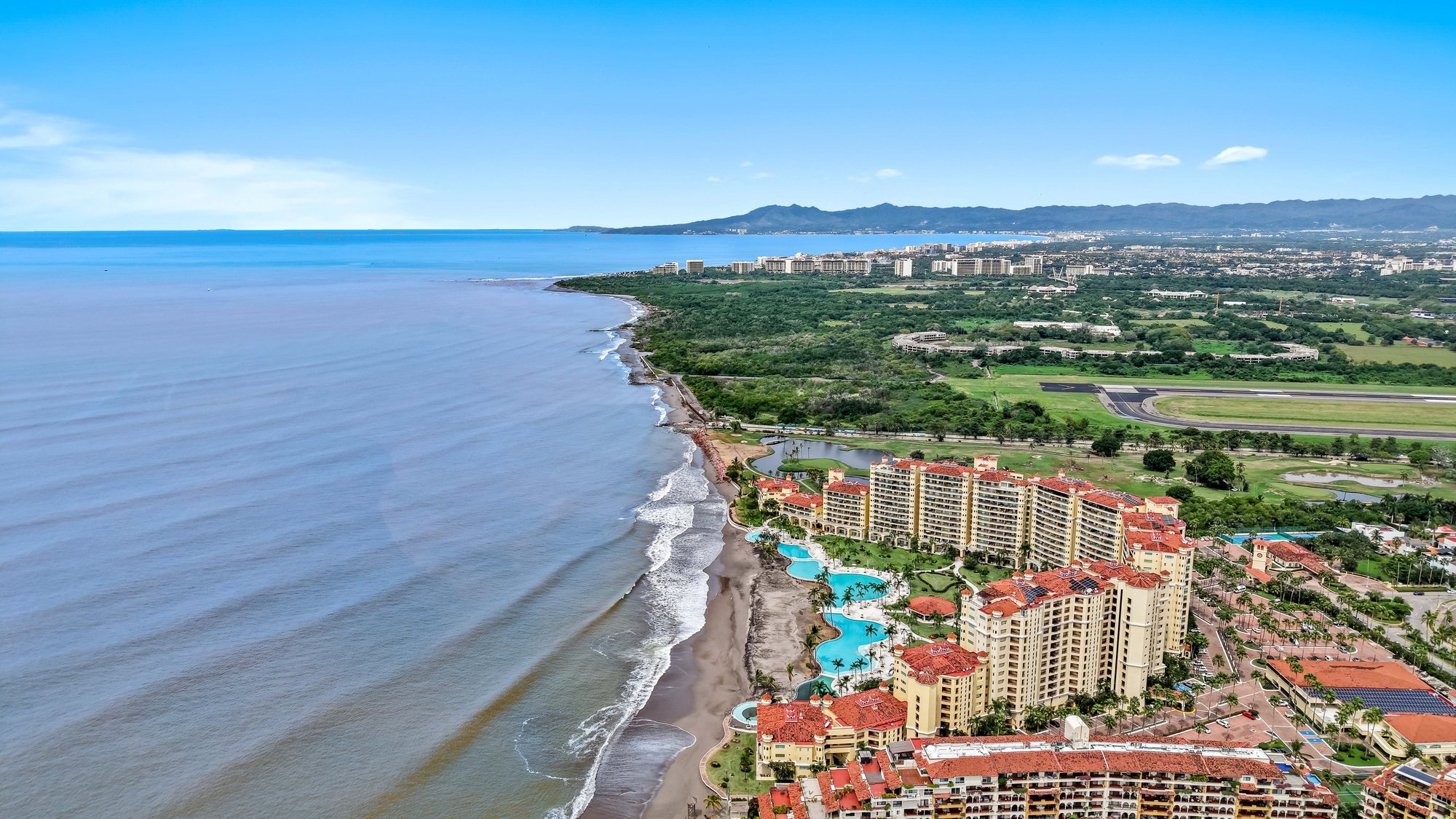 La costa de Marina Vallarta con Bay View Grand al frente