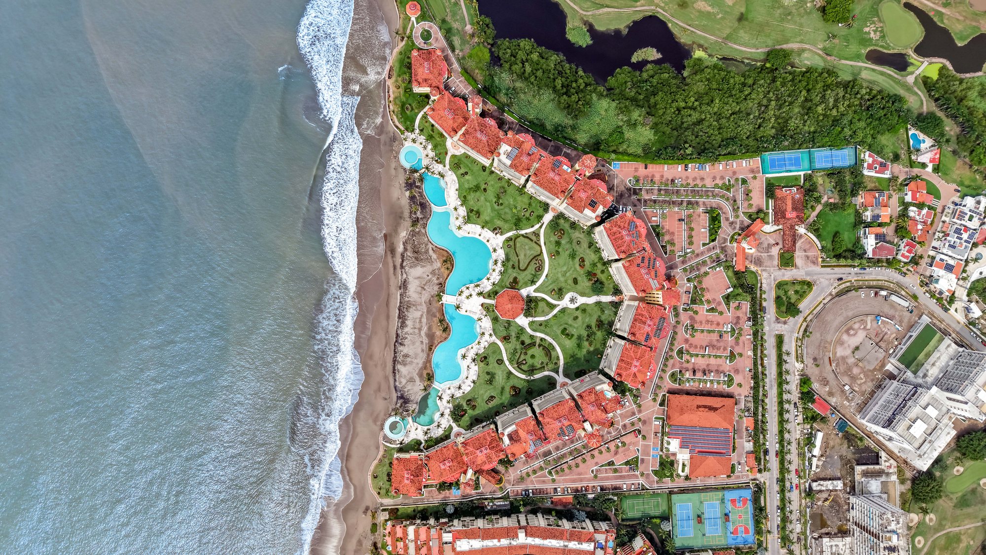 Albercas y jardines de Bay View Grand vistos desde arriba