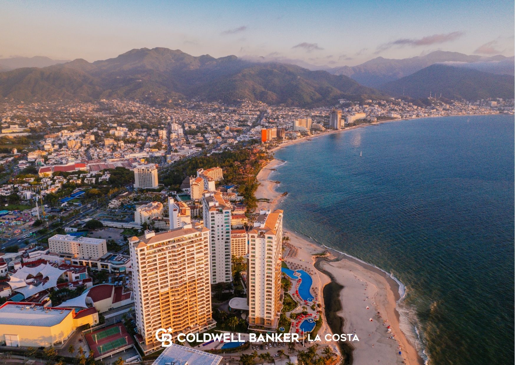 Una calle tranquila de Puerto Vallarta durante los meses de temporada baja, cuando los compradores suelen tener m&aacute;s margen para negociar