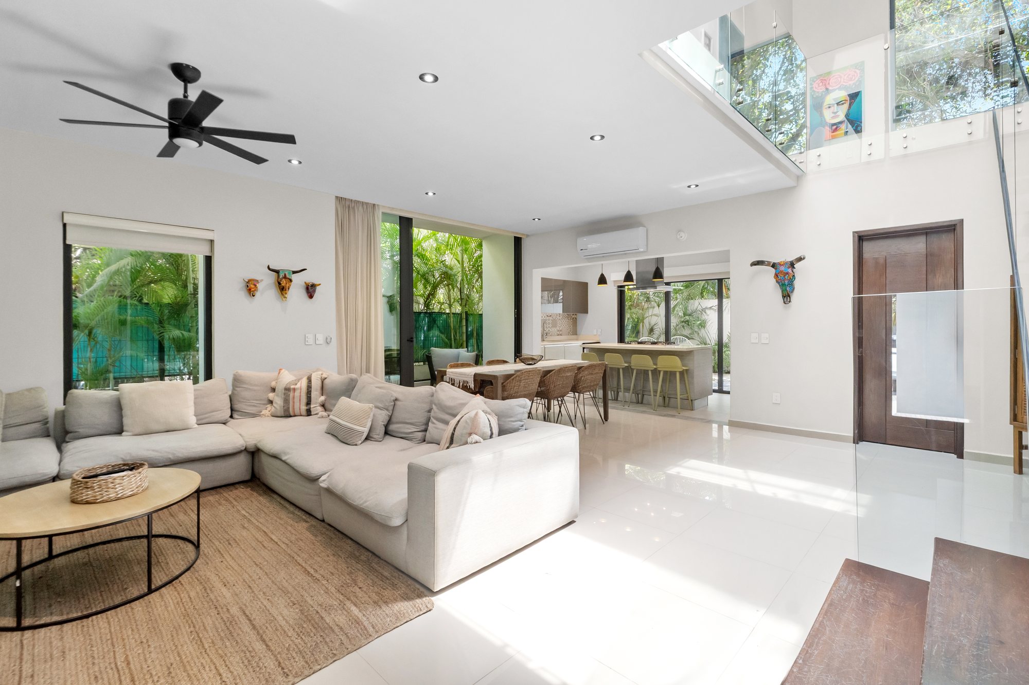 Sala con un amplio sofá modular bajo un techo alto