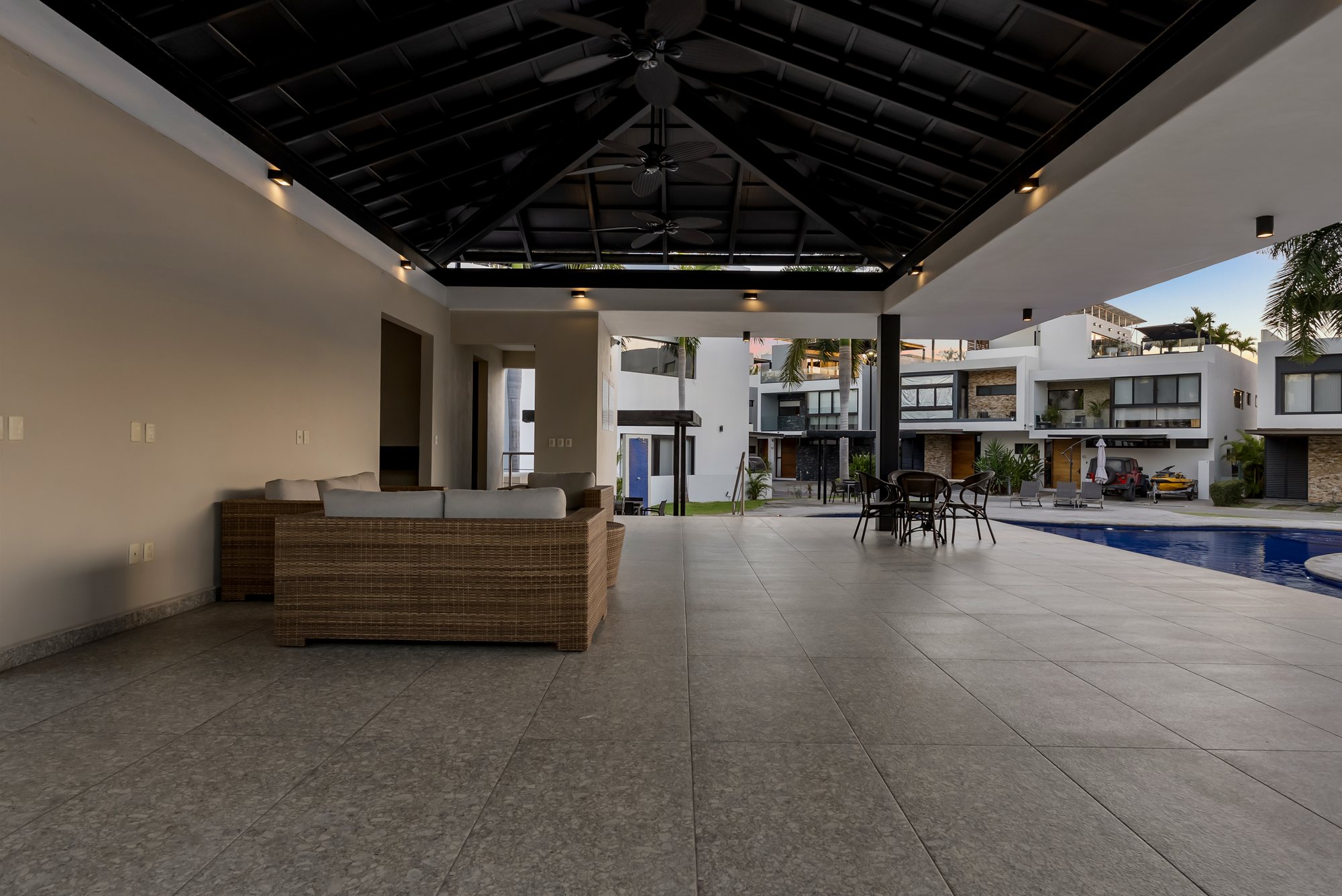 Casa club techada junto a la alberca de la comunidad