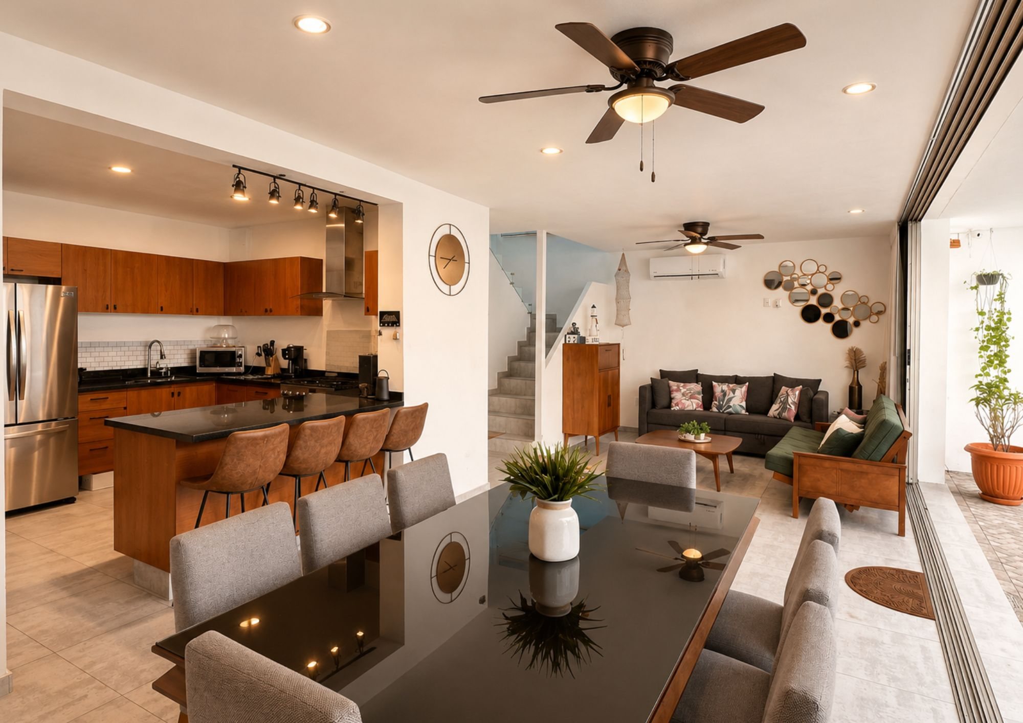 Cocina con barra de desayuno, el comedor y la sala al fondo