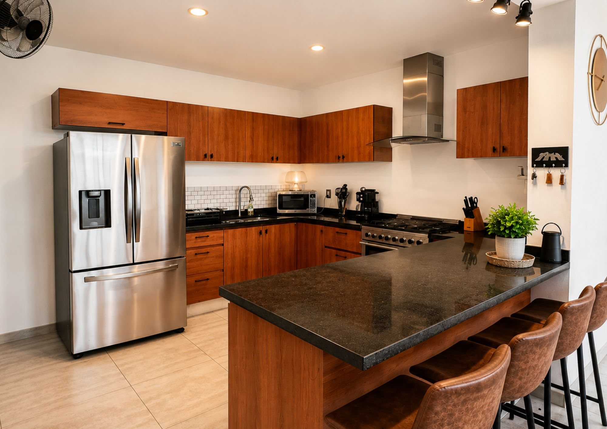 Cocina con gabinetes de madera, refrigerador de acero inoxidable y estufa de gas