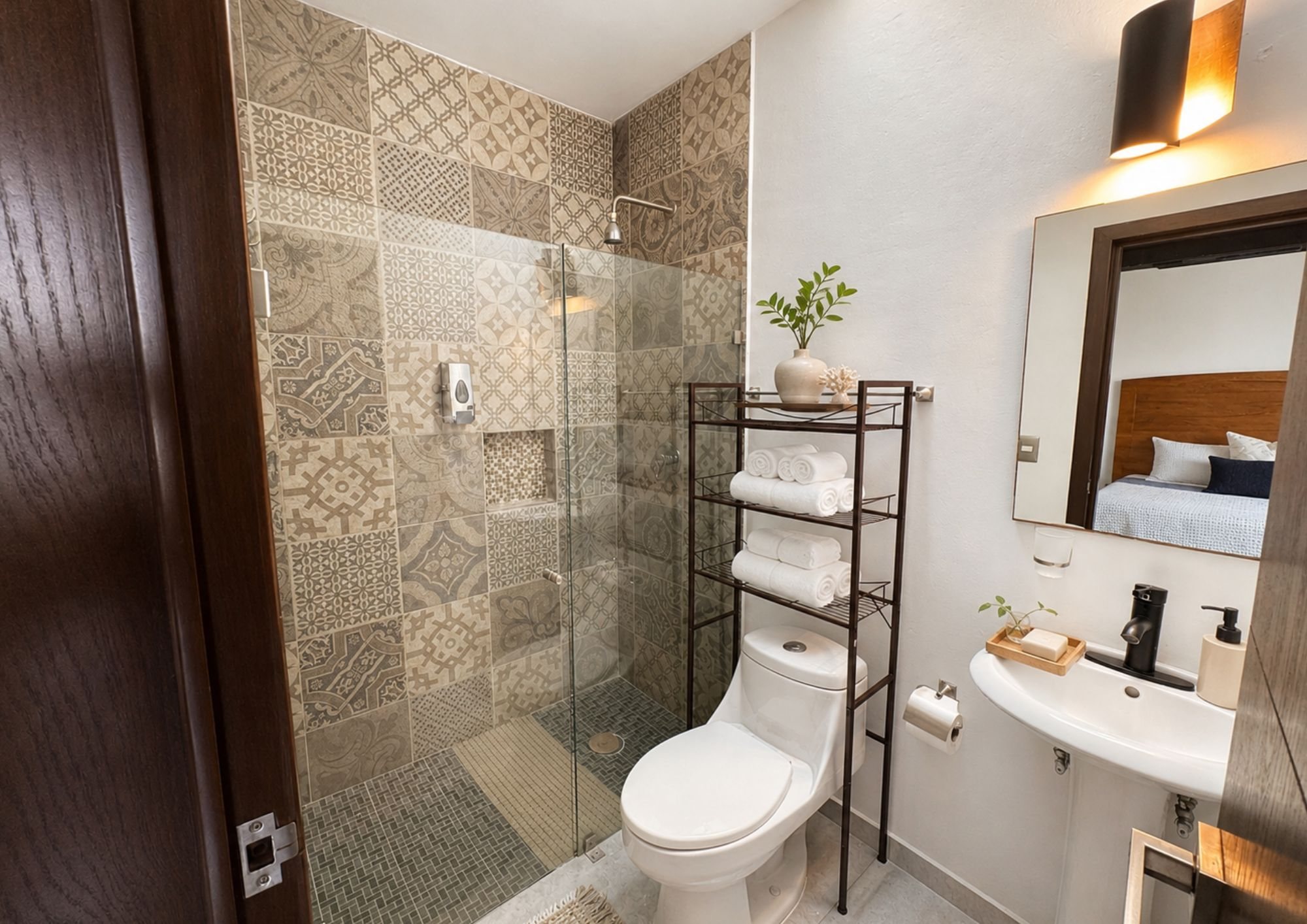 Baño con regadera de azulejo decorativo